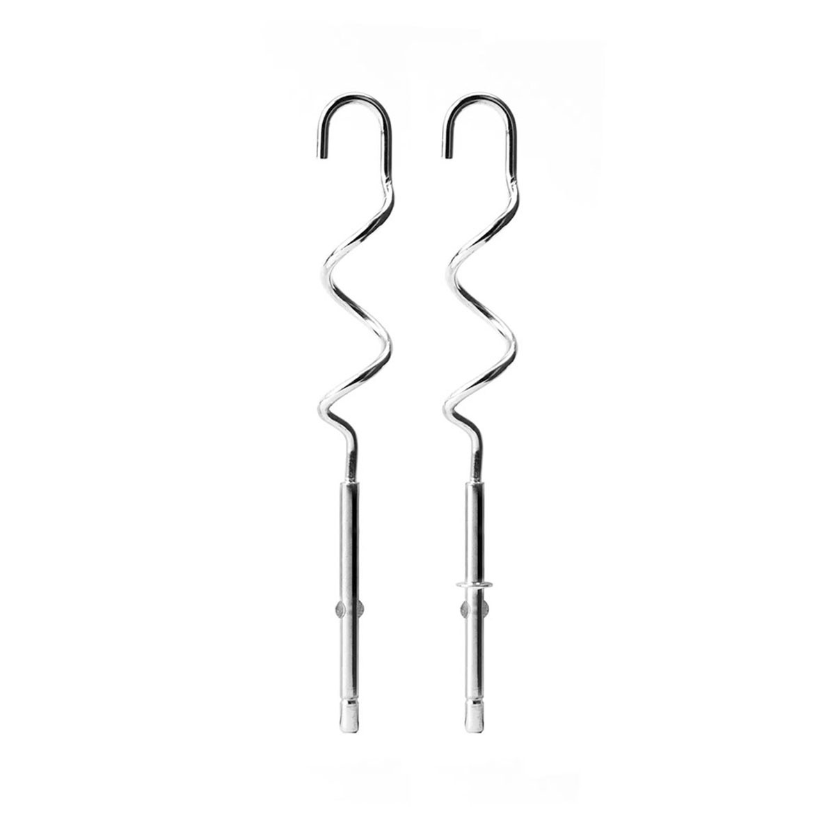 Dwa srebrne końcówki miksera. Są na białym tle.