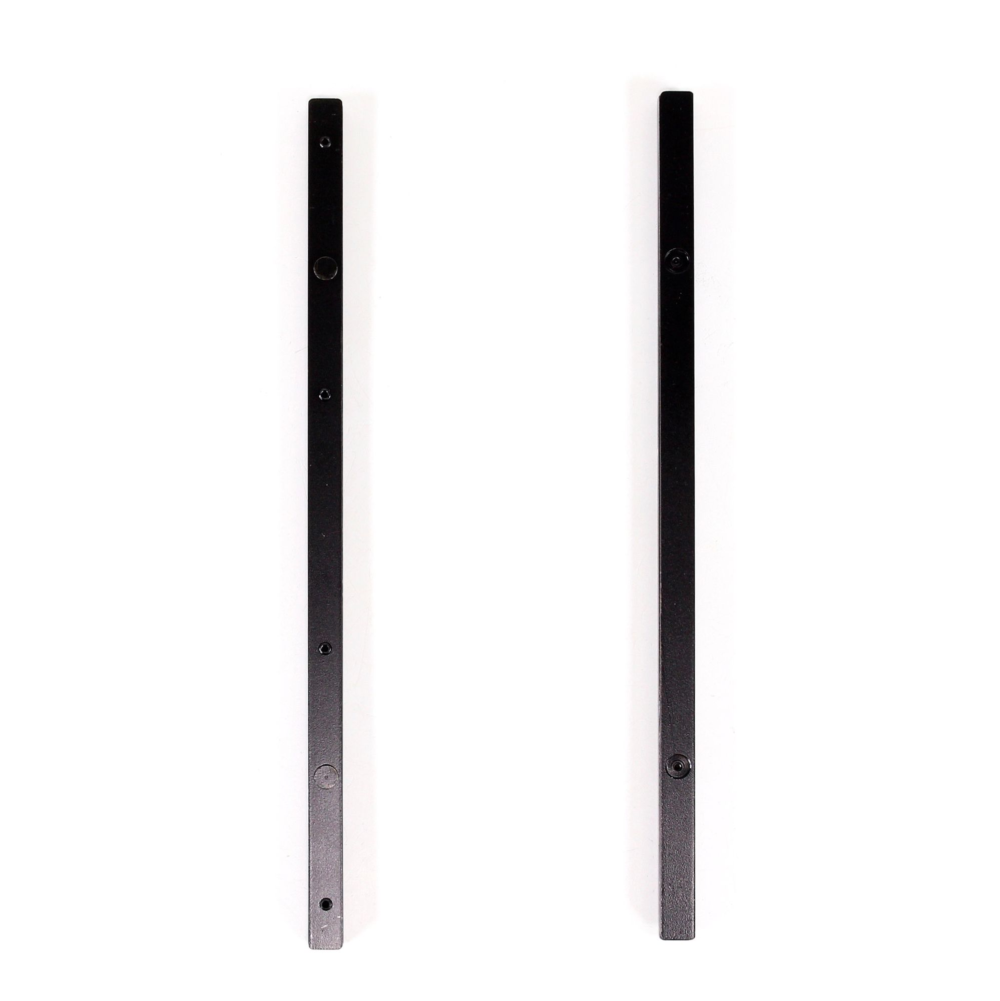 Twee zwarte metalen plankdragers, verticaal, tegen een witte achtergrond.