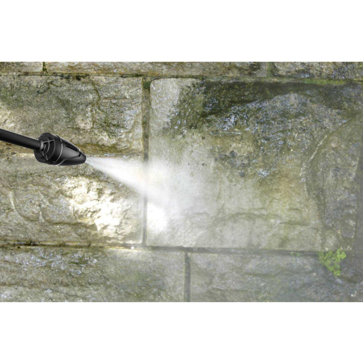 Getto d'acqua da un'idropulitrice su pavimentazione in pietra. L'ugello è visibile con lo spruzzo d'acqua.