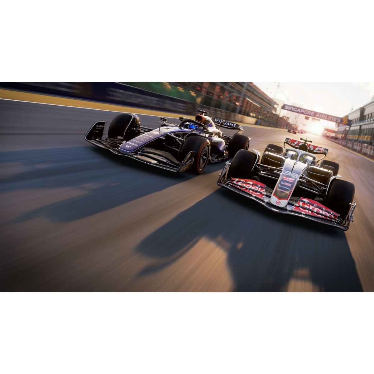 Dwa samochody Formuły 1 ścigają się na torze. W tle widoczna panorama Singapuru.