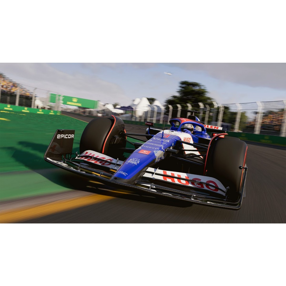 Niebiesko-biały bolid Formuły 1 ściga się na torze. W tle są ludzie i tor.