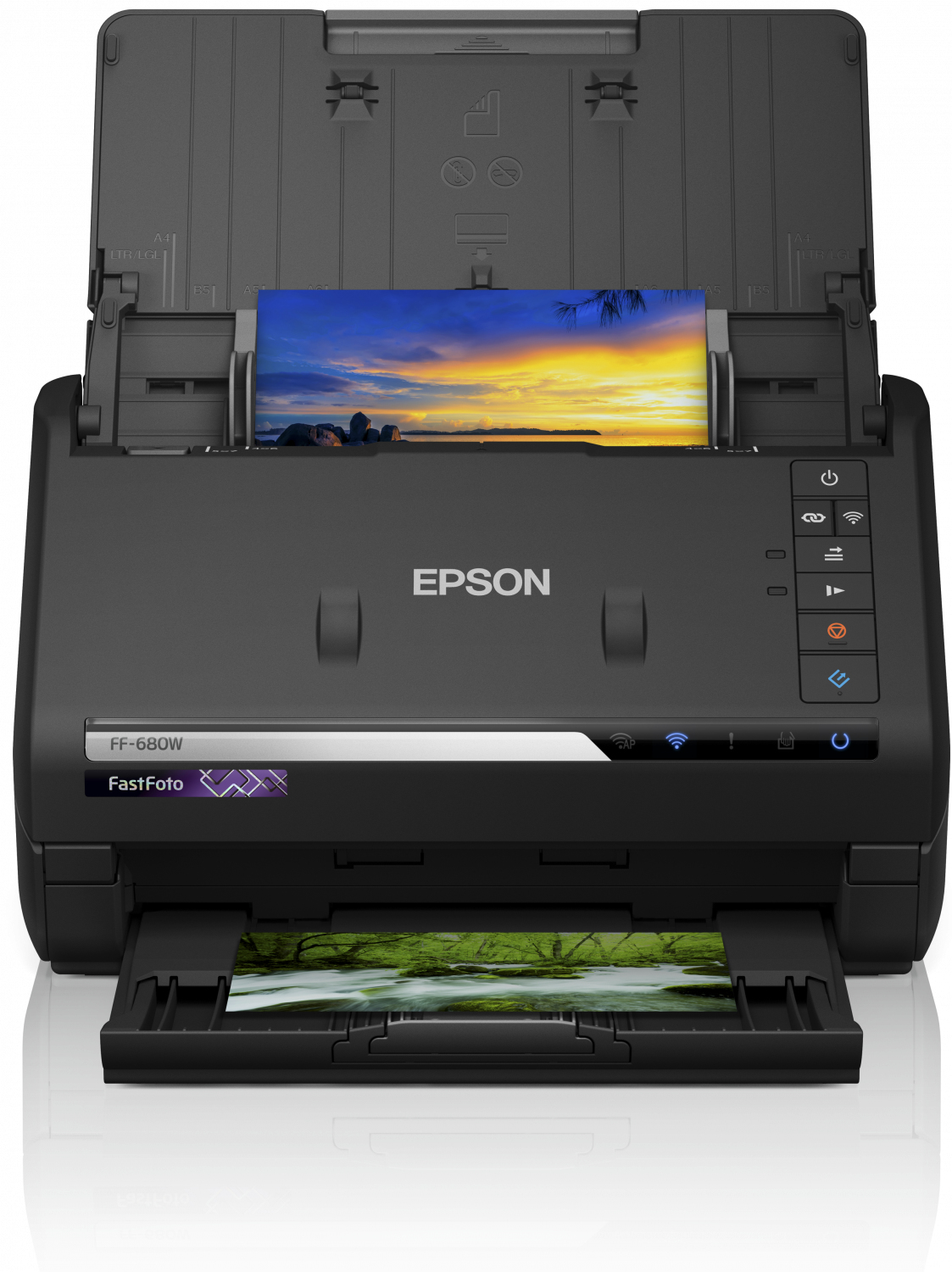 Scanner Epson nero con coperchi aperti, che mostra immagini di tramonto e fiume.
