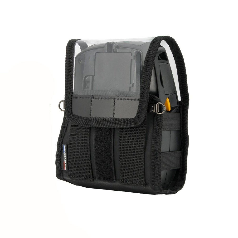 Czarny futerał na aparat, przezroczysty przód, czarny pasek i etykiety z boku.