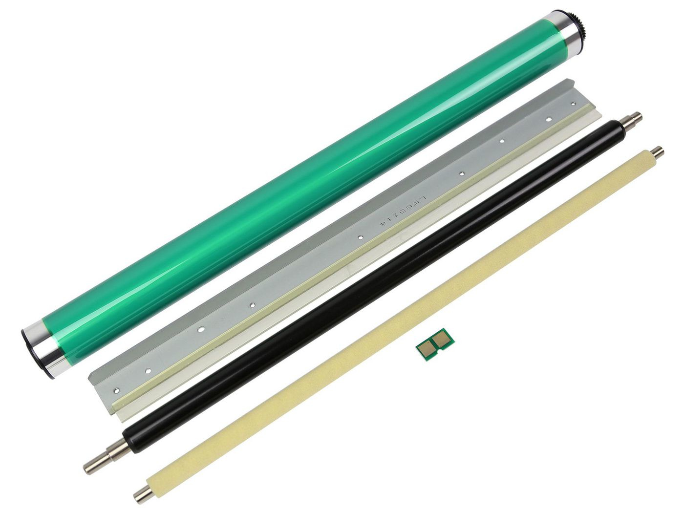 Części drukarki, w tym zielony bęben, ostrza, wałki i inne elementy na białym tle.