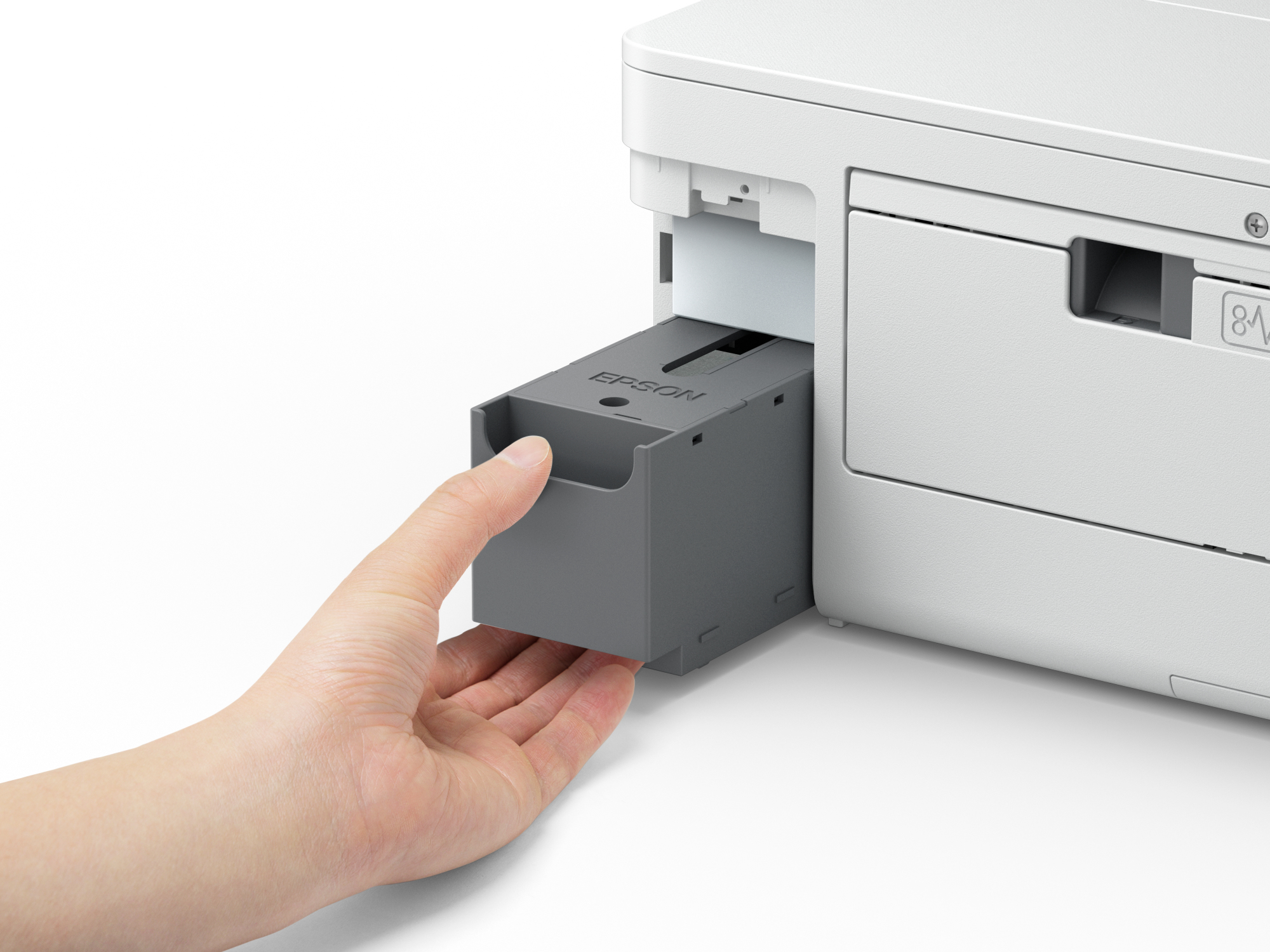 Una mano estrae un vassoio di carta grigio da una stampante bianca. Il logo Epson è visibile.