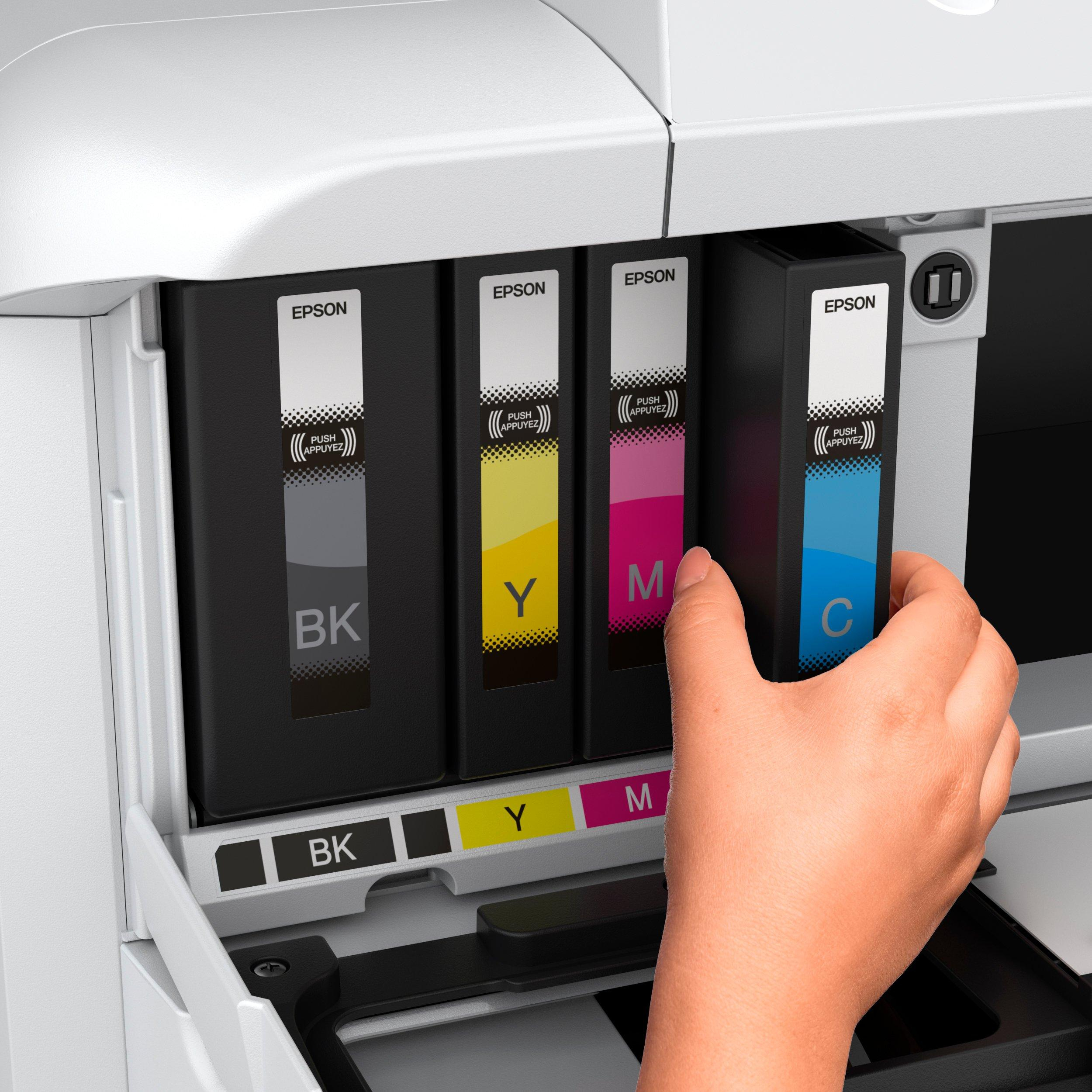 Ręka wkładająca wkład z cyjanowym tuszem do drukarki Epson. Obecne inne wkłady kolorowe.