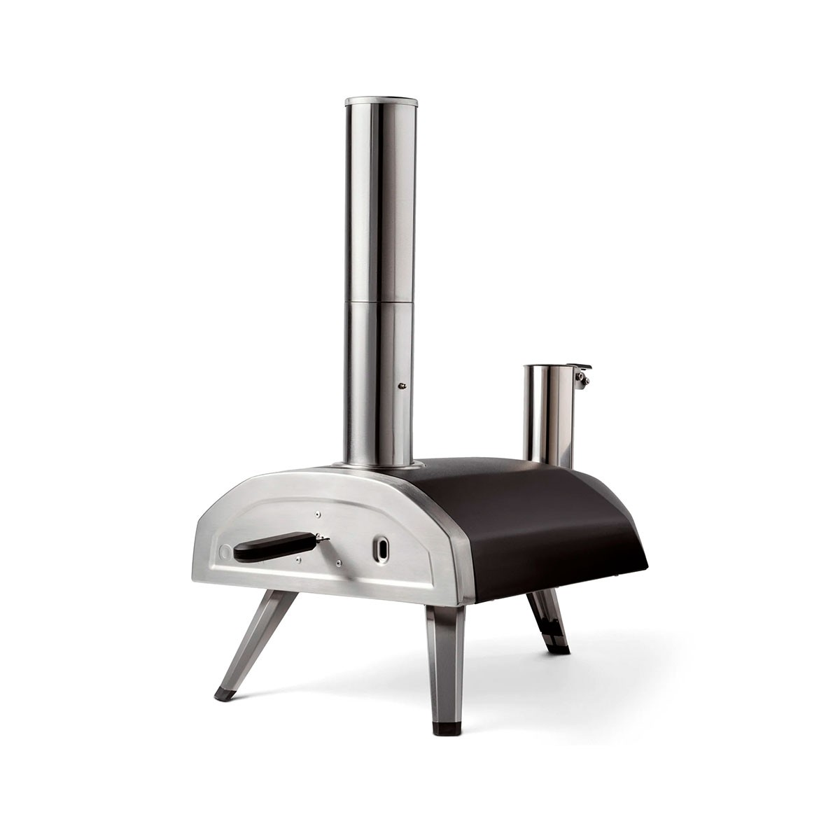 Forno per pizza in acciaio inox su sfondo bianco. Ha un top nero, un camino e tre gambe. Sono visibili una maniglia e un piccolo tubo.