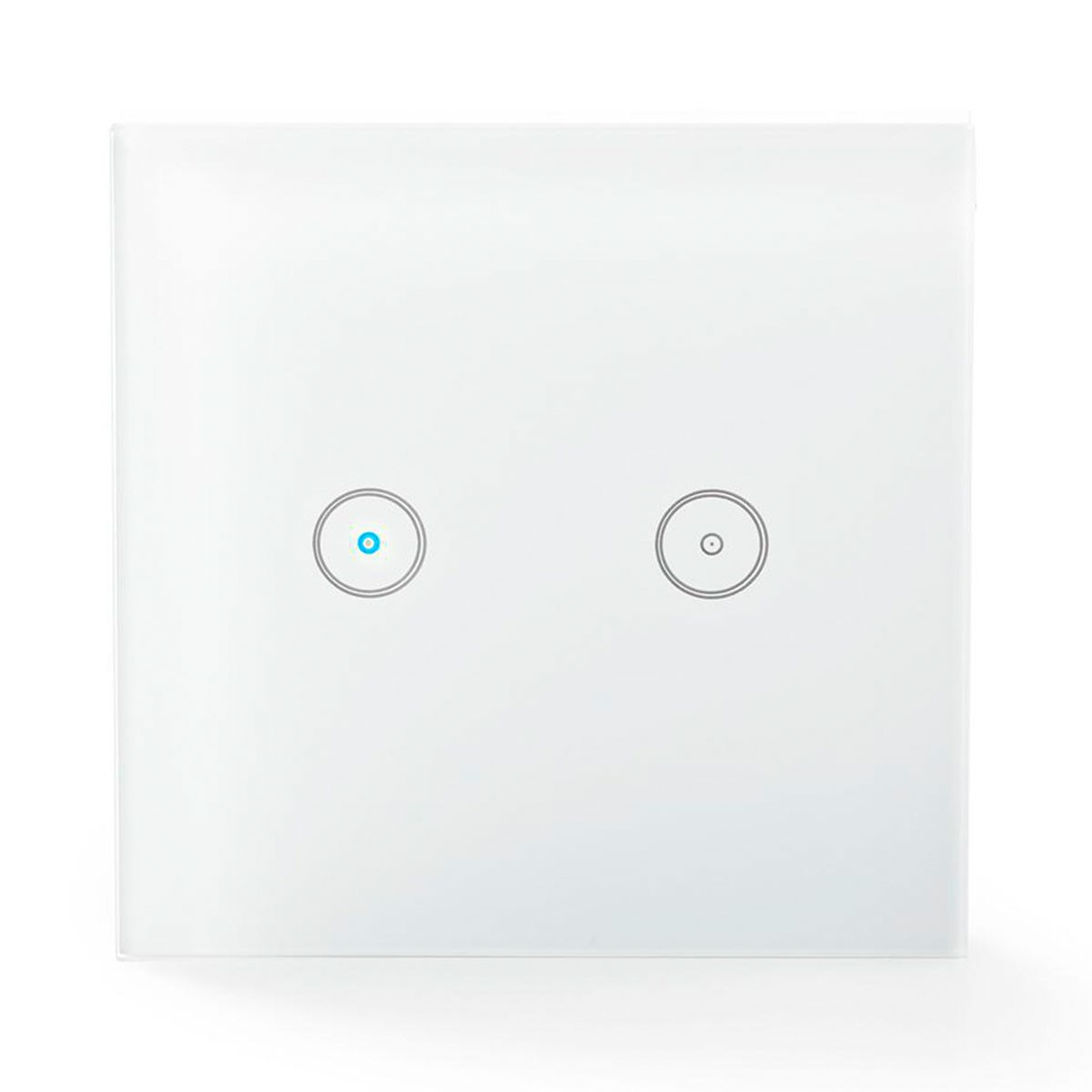 Weißer Touch-Lichtschalter mit zwei kreisförmigen Knöpfen. Einer hat ein blaues Licht. Isoliert auf weißem Hintergrund.