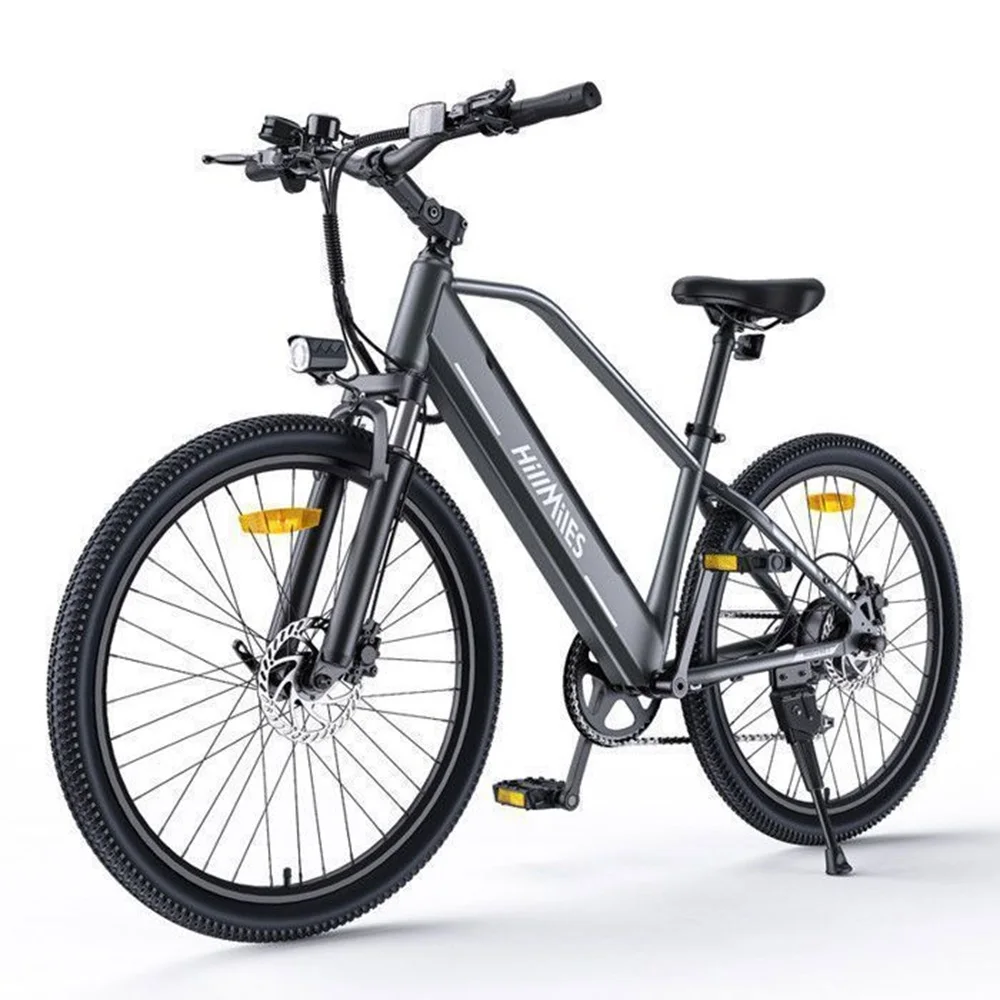 Una bici elettrica grigia con sella e pneumatici neri. Ha un faro e si trova su sfondo bianco.