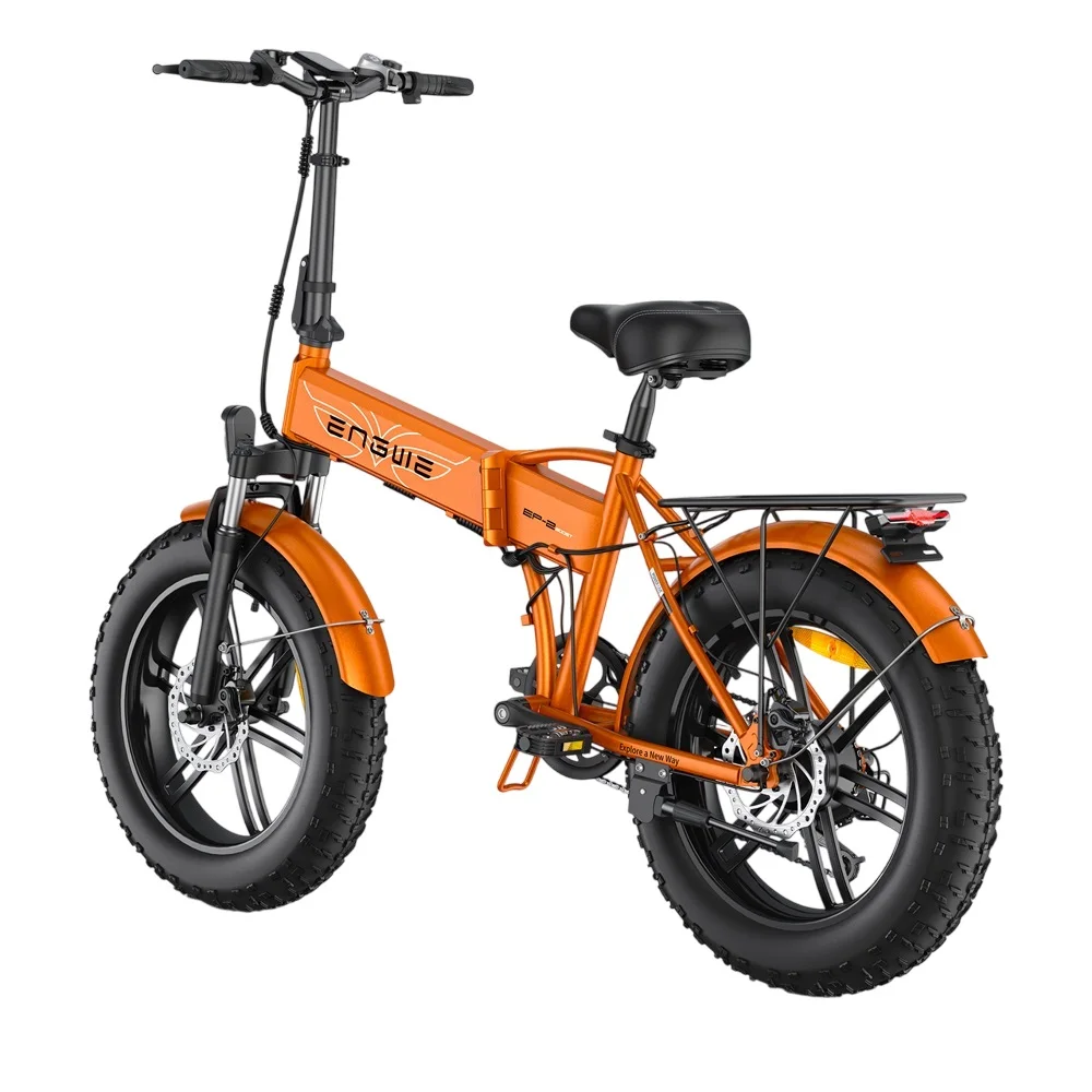 Una bici elettrica pieghevole arancione e nera con pneumatici spessi, esposta su sfondo bianco.