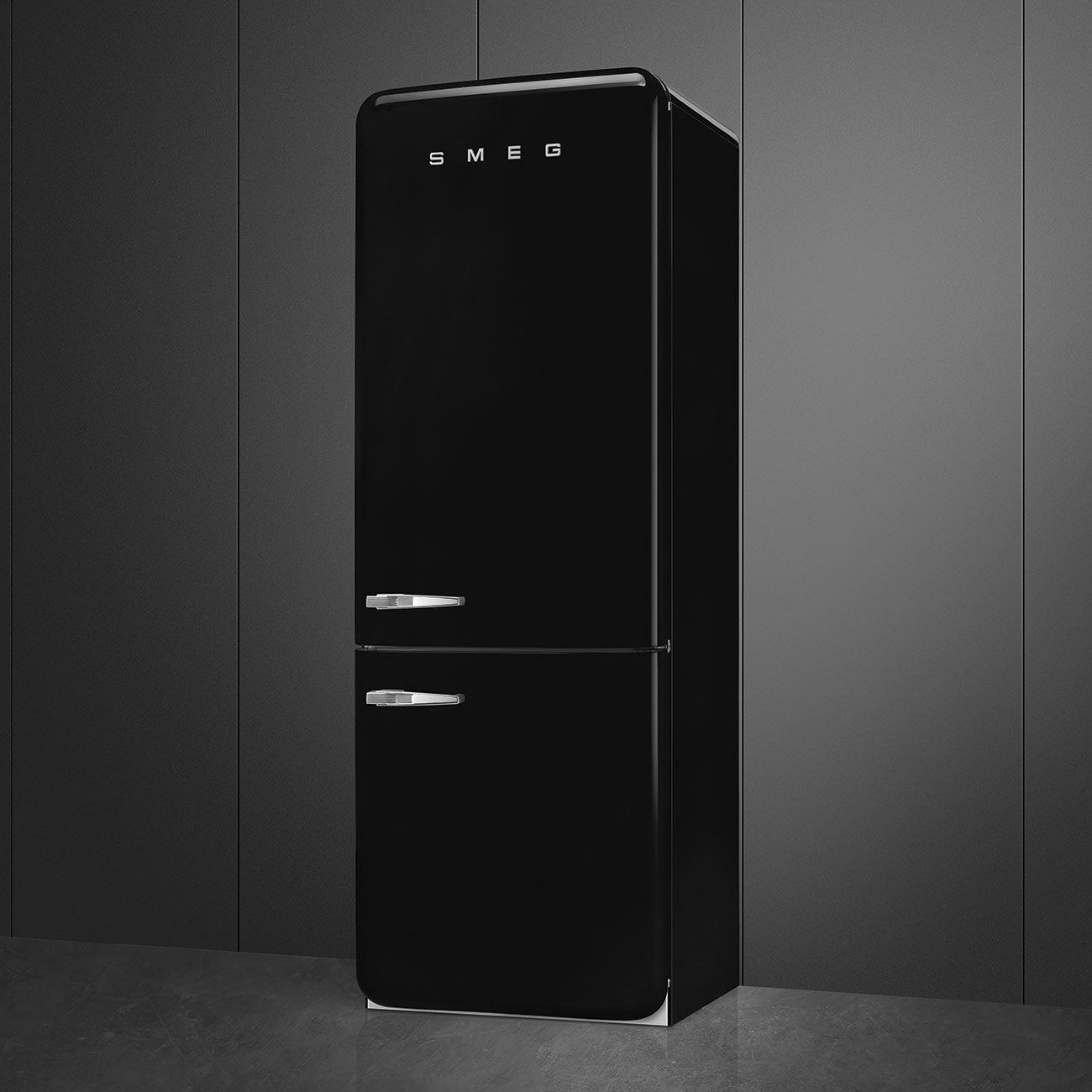 Refrigerador Smeg negro contra una pared gris oscura.