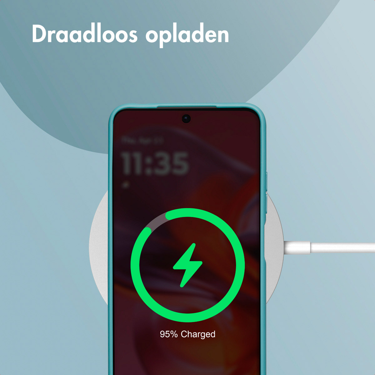 Telefono in carica wireless. Il telefono è in una custodia blu, che mostra il 95% di carica.