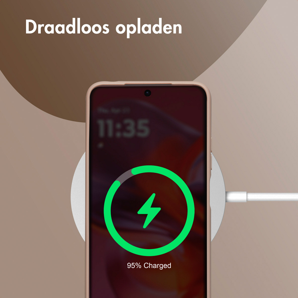 Telefono in carica wireless. Telefono nella custodia, display mostra 95% di carica.