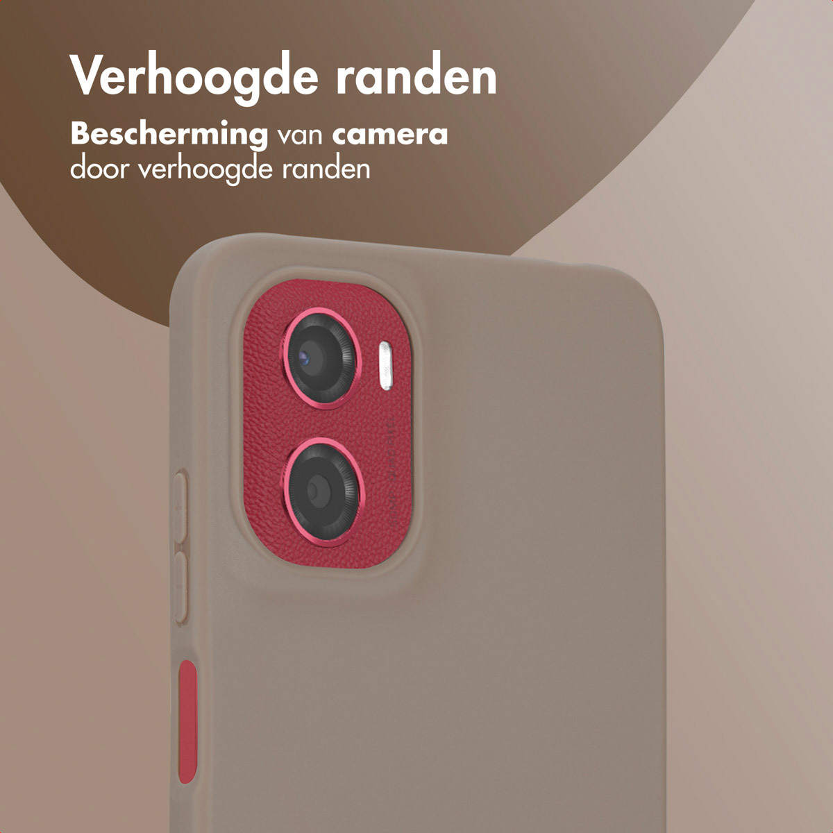 Custodia per telefono marrone con accento rosso sulla fotocamera. Testo: Bordi rialzati per la protezione della fotocamera.