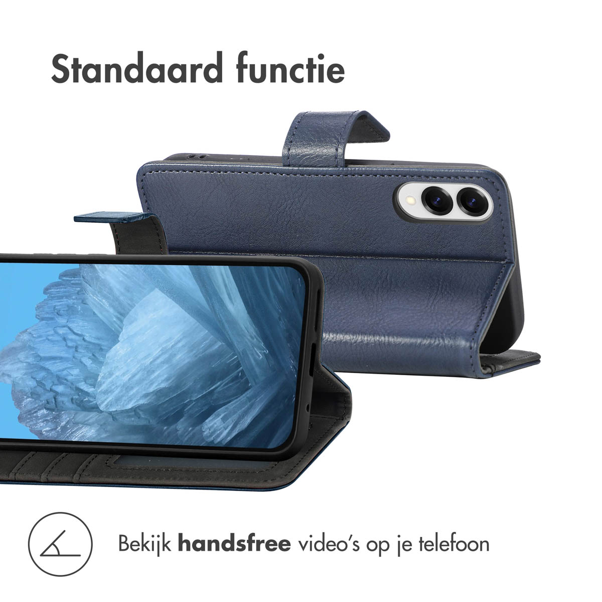 Telefoon in een blauwe leren hoes, open. Toont een ijsblauw landschap. De hoes kan staan.