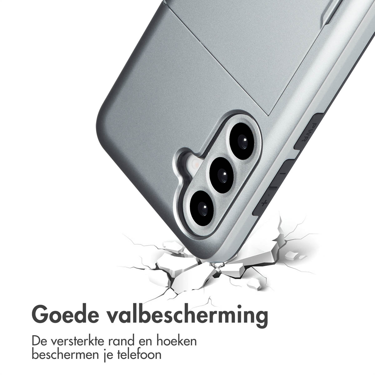 Telefoonhoesje dat een oppervlak raakt en barst. Zilveren telefoonhoesje met een kaartsleuf.