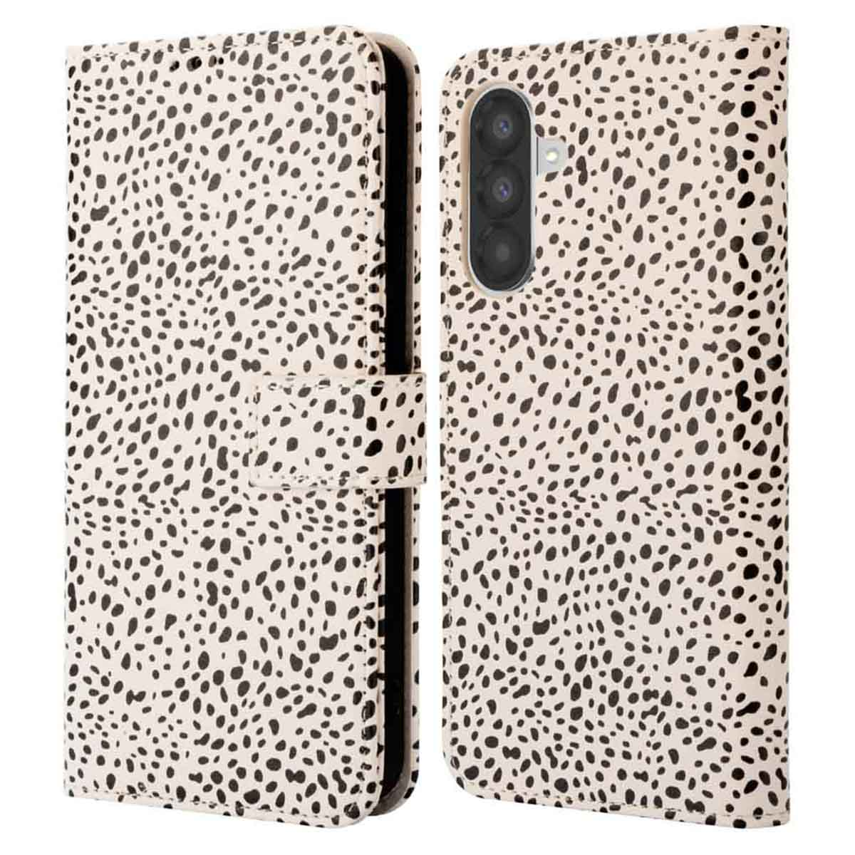 Telefoonhoesje met een koeienprint. De hoes is open om de binnenkant met de telefoon te laten zien.