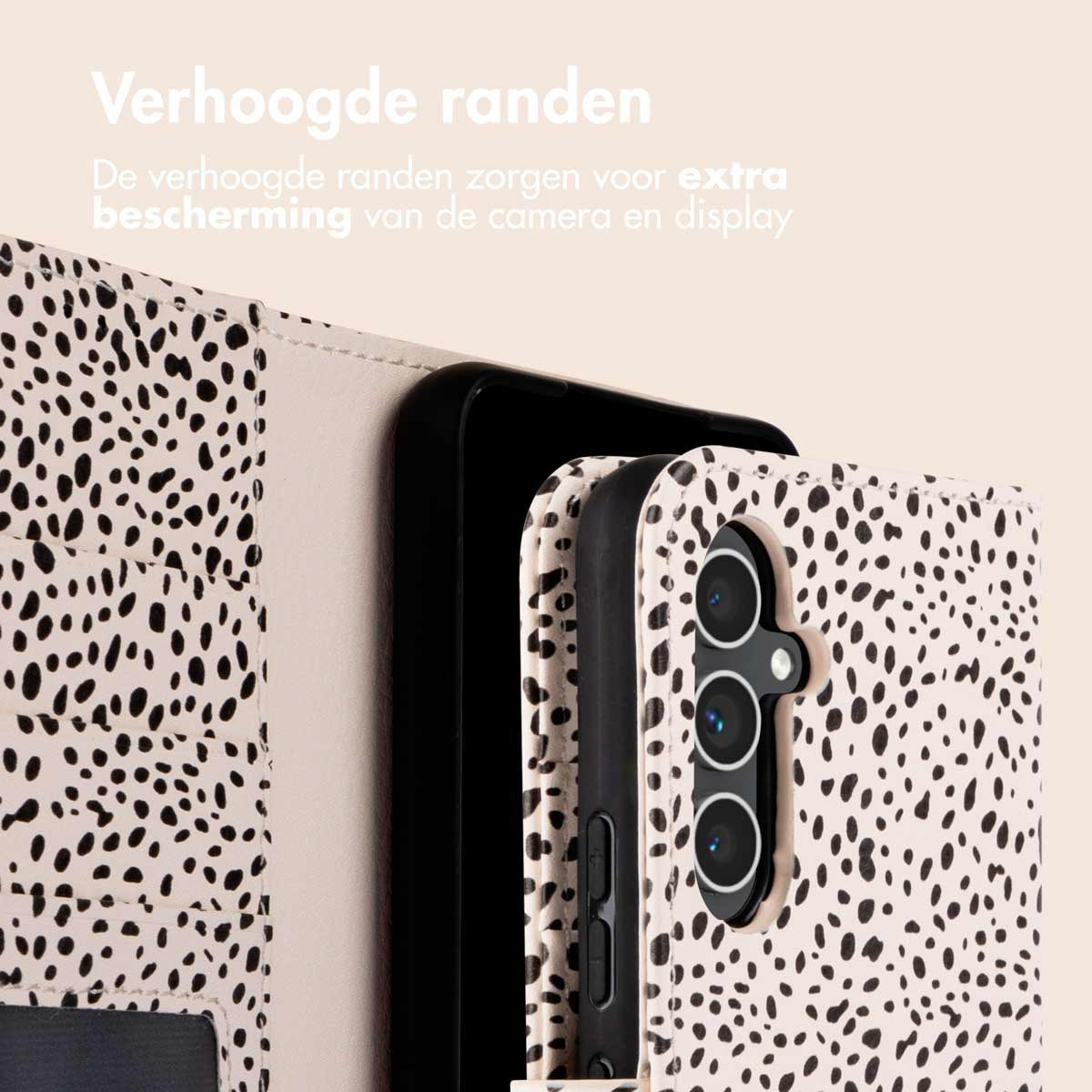 Coque de téléphone avec un fond blanc et des pois noirs.