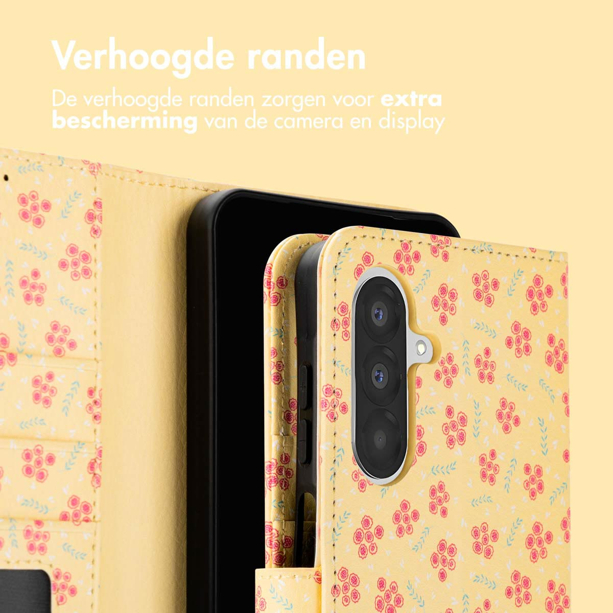 Gele telefoonhoes met roze bloemenpatroon. De telefoon is zwart. De hoes heeft verhoogde randen voor bescherming.