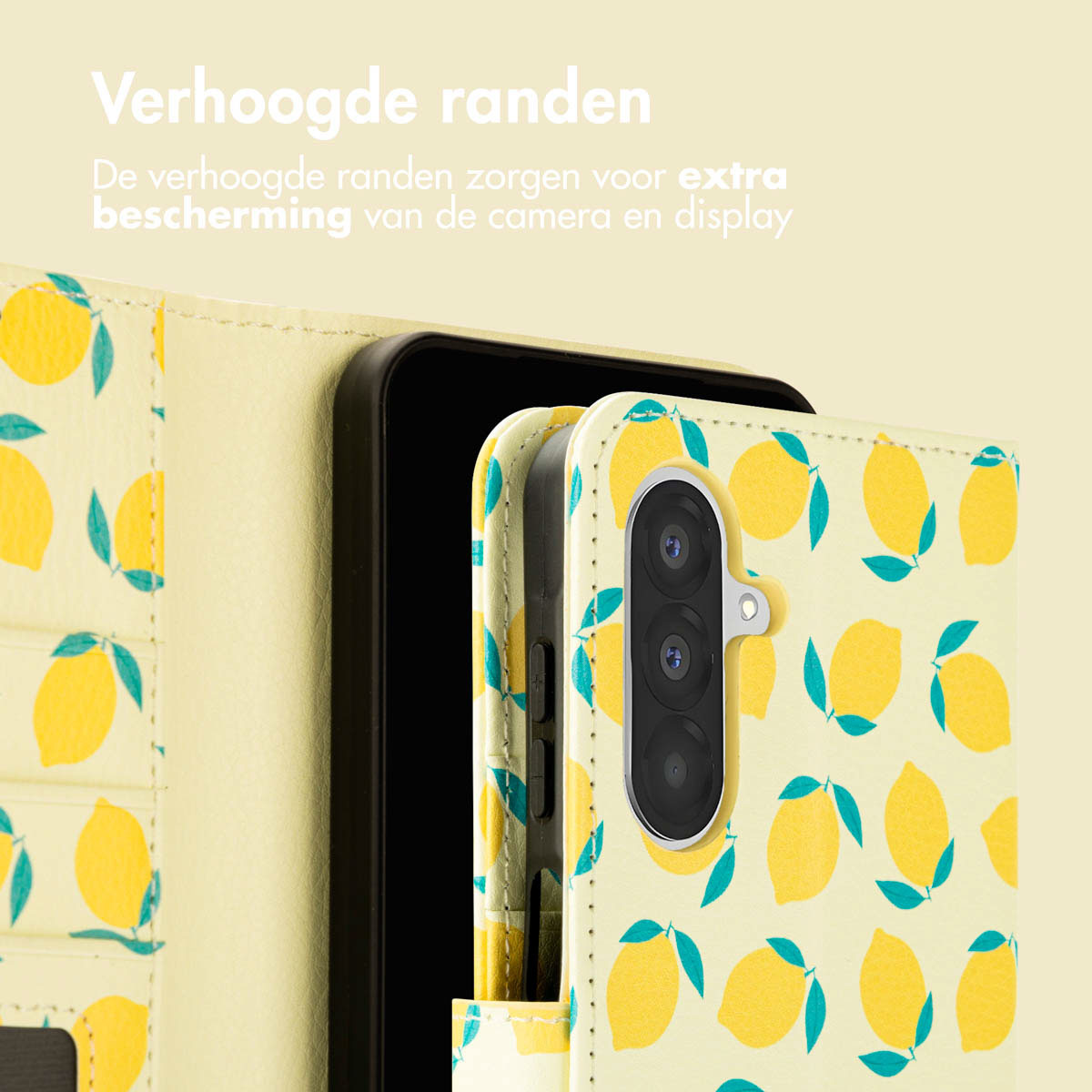 Gele telefoonhoes met citroenpatroon en telefoon erin. Verhoogde randen voor bescherming.