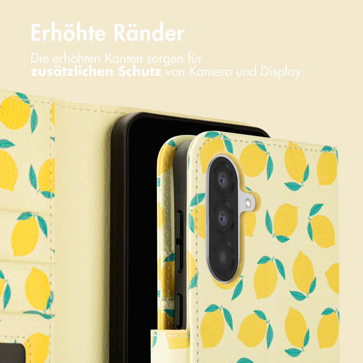 Gele telefoonhoes met citroenontwerp open. Telefoon in de hoes. Witte achtergrond.