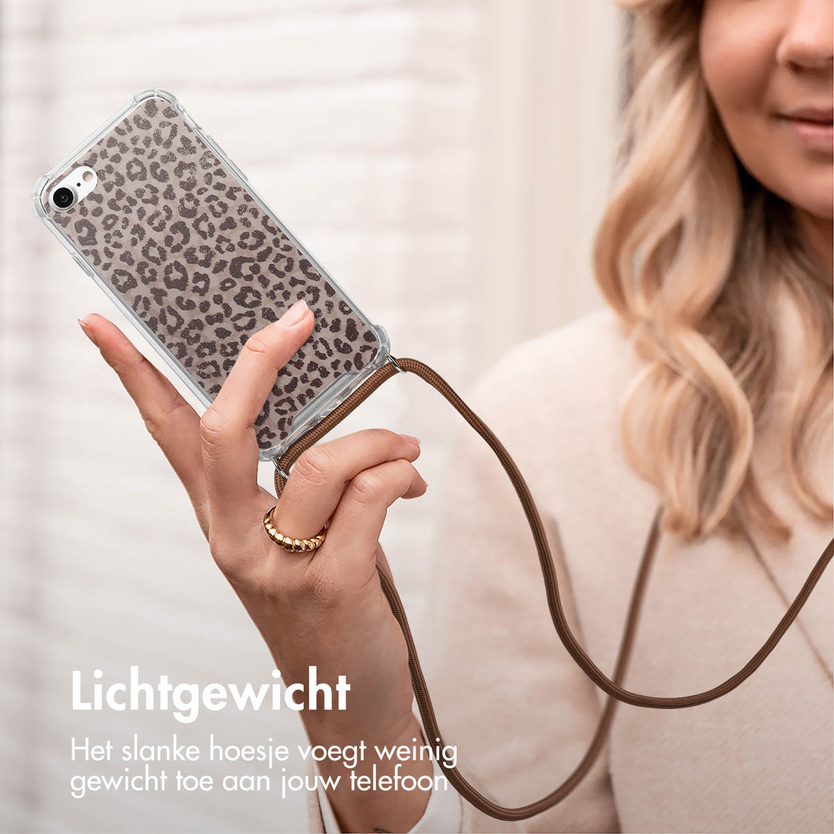 Transparante telefoonhoes met een bruine luipaardprint en een bruin nekkoord.