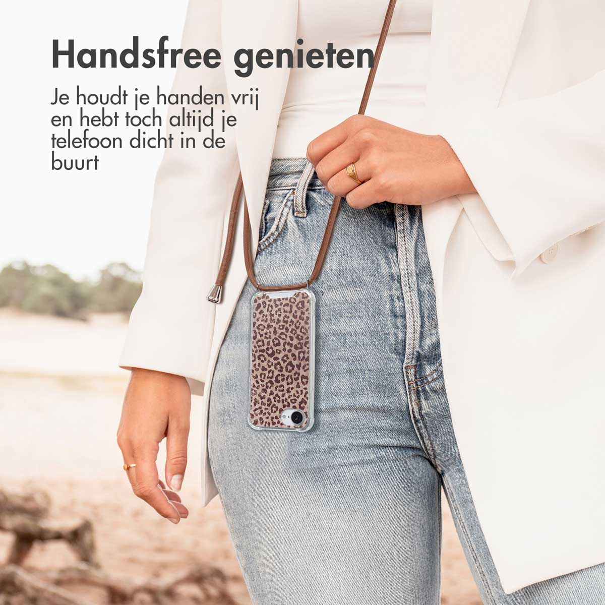 Une femme portant une coque de téléphone avec une sangle marron et un imprimé léopard. Le téléphone pend autour de son cou.