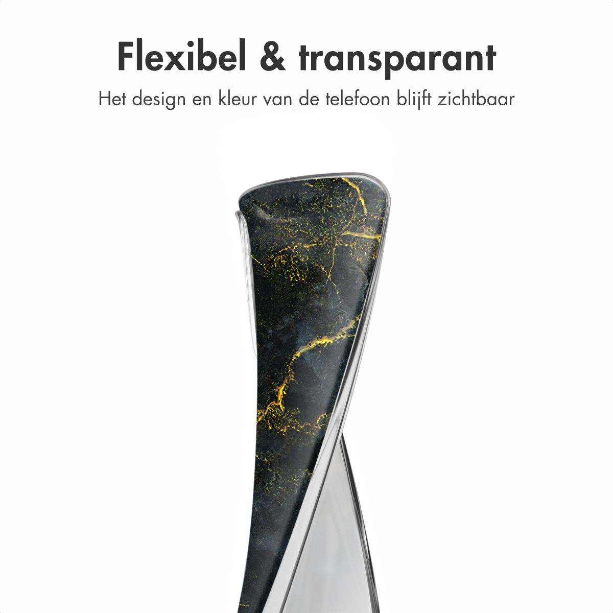 Een telefoonhoesje met een zwart-gouden marmerpatroon, gebogen om flexibiliteit te tonen. Witte achtergrond.