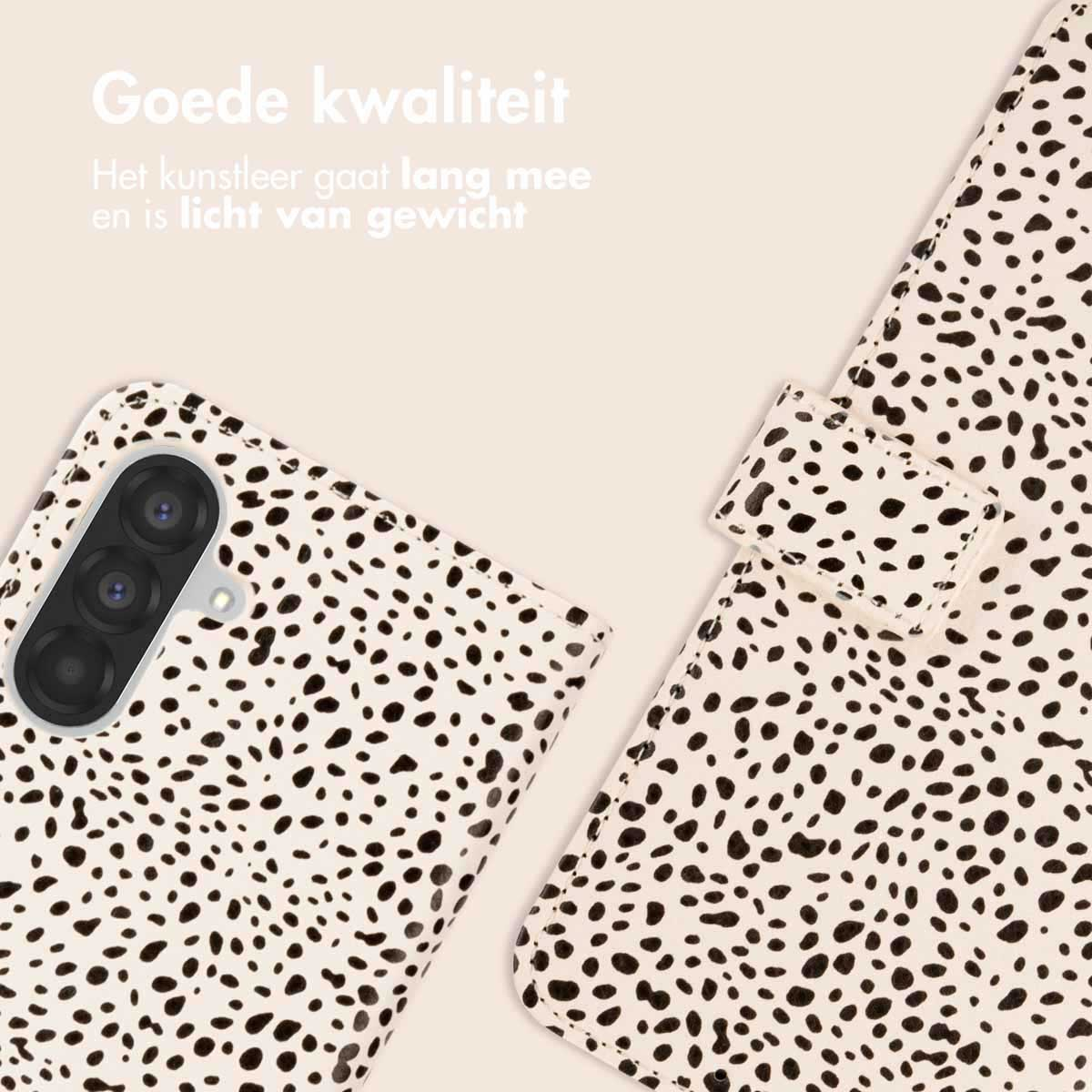 Een telefoonhoesje met een stippenpatroon. De telefoon zit erin. Tekst: Goede kwaliteit.