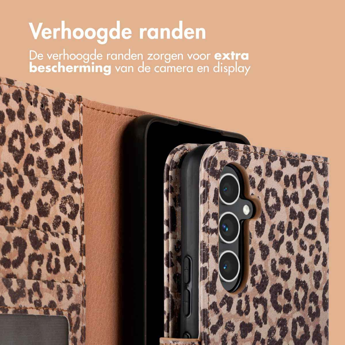 Een telefoonhoesje met een luipaardpatroon. De telefoon zit erin. Tekst: Verhoogde randen.