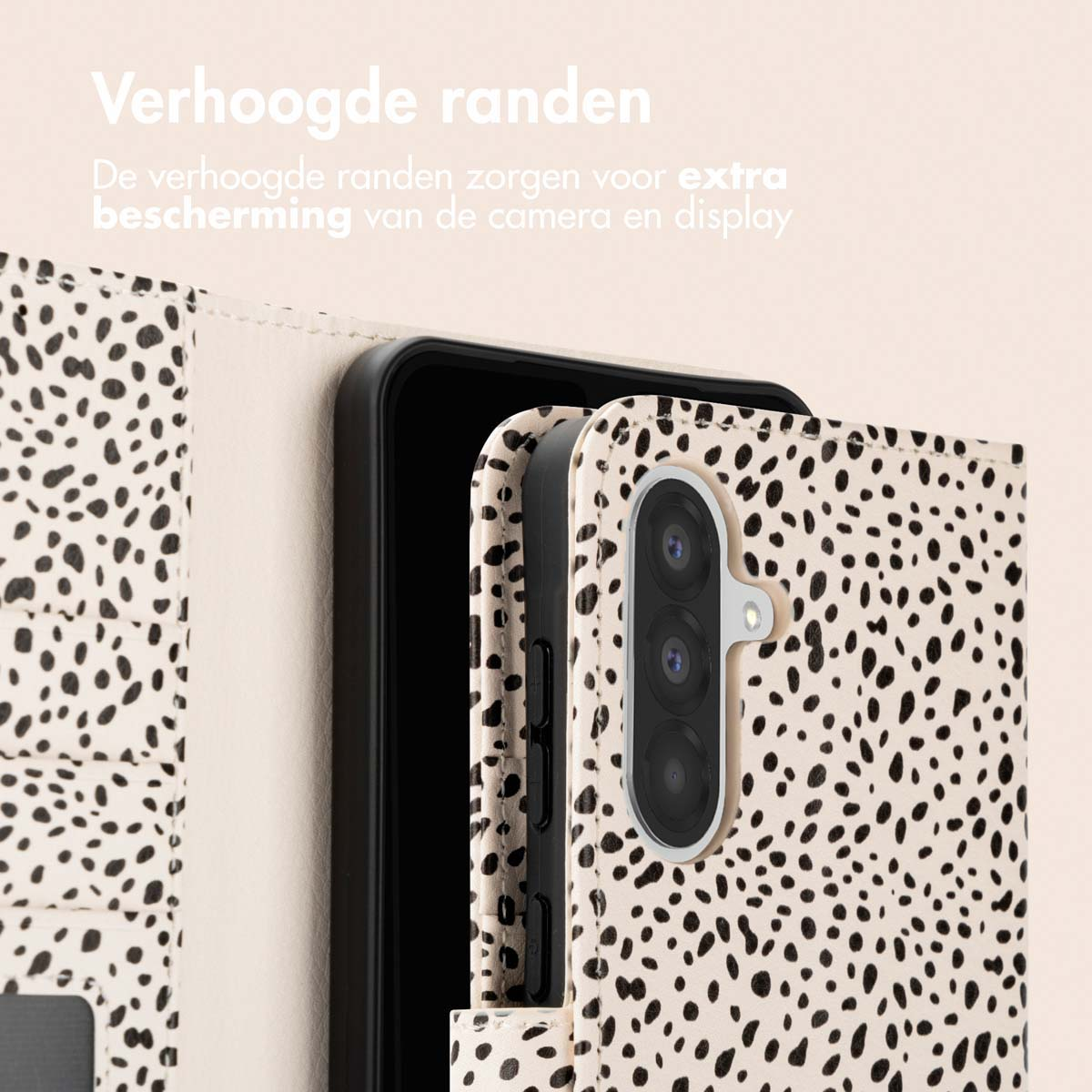 Telefoonhoesje met crèmekleurige achtergrond en zwarte vlekken. Tekst: Verhoogde randen.