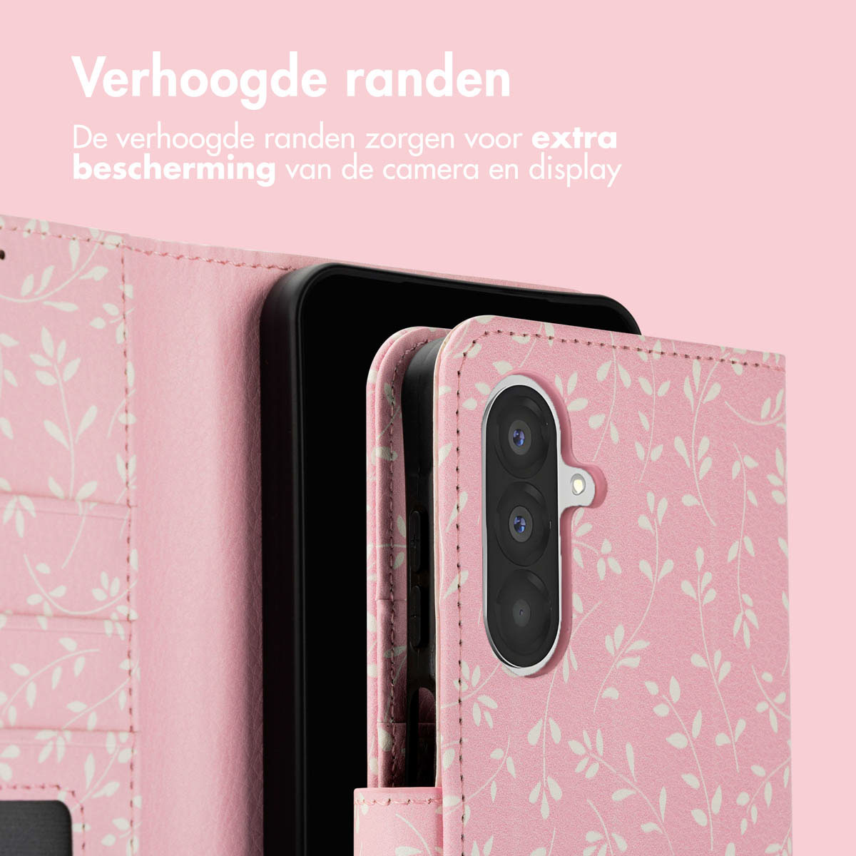 Roze telefoonhoes met wit bladerpatroon, er zit een telefoon in. Roze achtergrond.