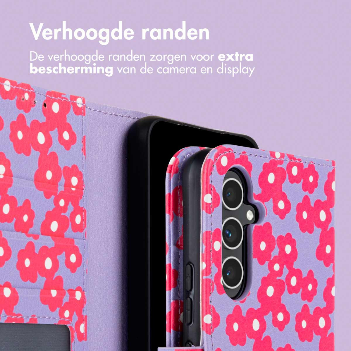 Telefoonhoes met rood bloemenpatroon, telefoon binnenin zichtbaar. Paarse achtergrond.