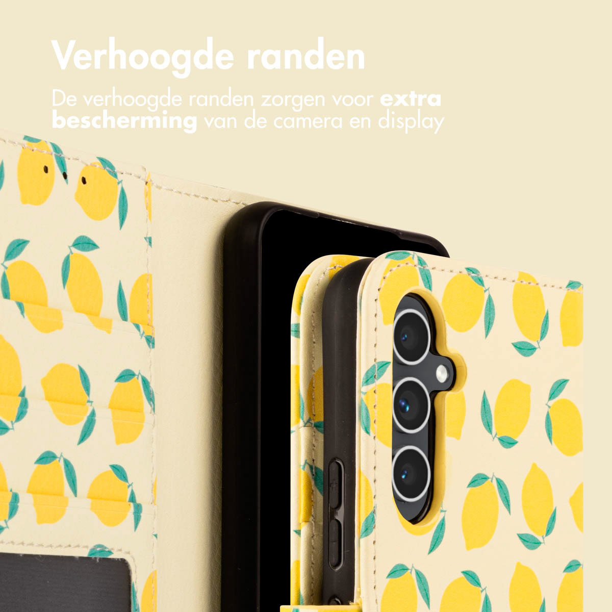 Telefoonhoesje met geel citroenpatroon, telefoon binnenin zichtbaar. Gele achtergrond.