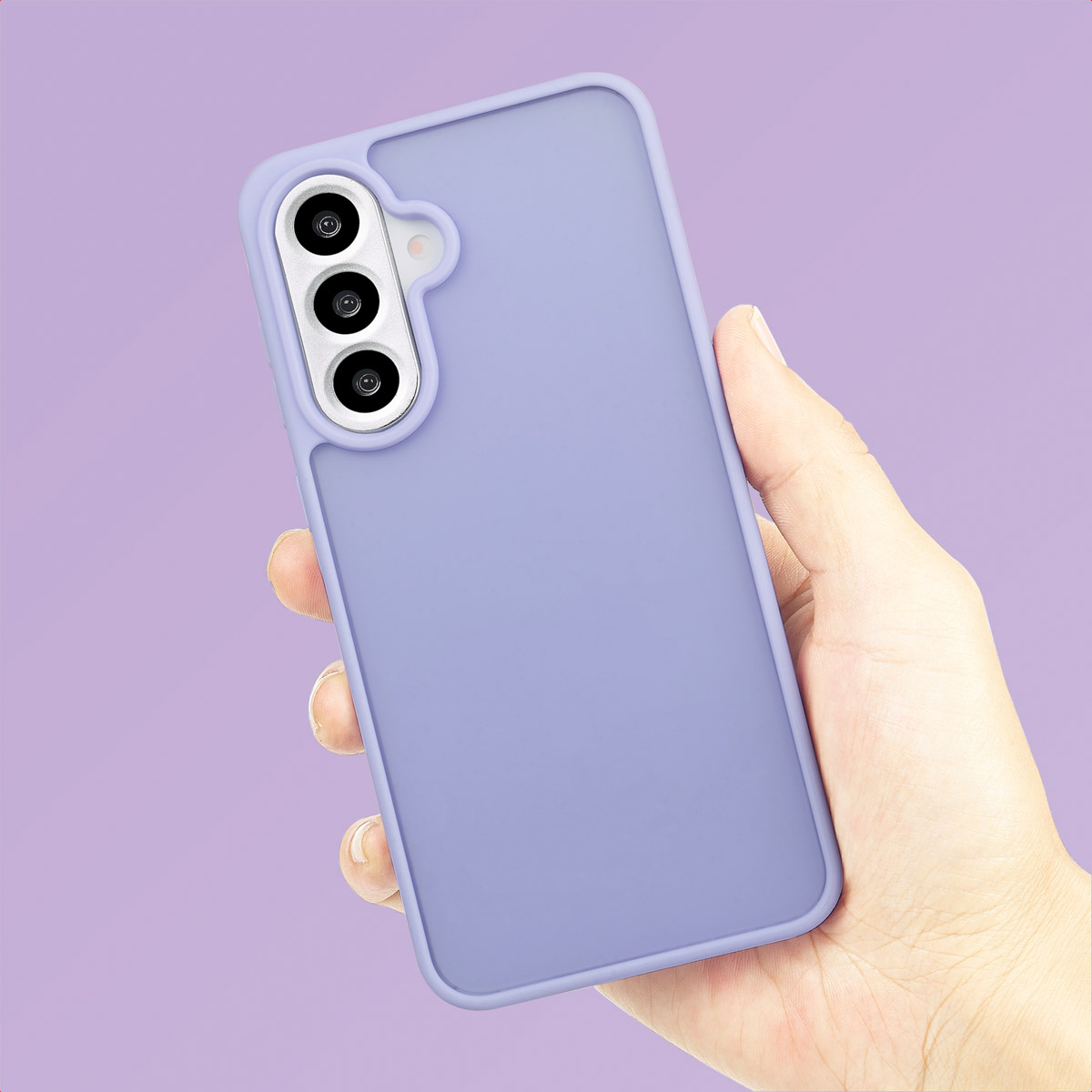 Main tenant une coque de téléphone violette avec un design triple caméra. Fond violet clair.