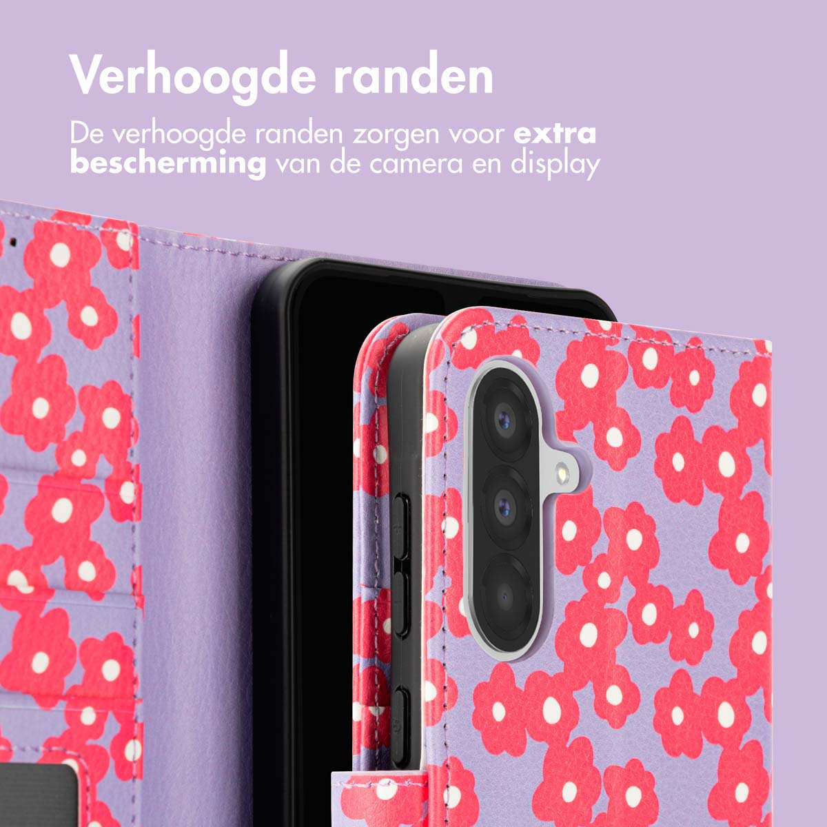 Close-up van een telefoonhoesje en telefoon. De hoes heeft een paarse achtergrond met rode en witte bloemen.