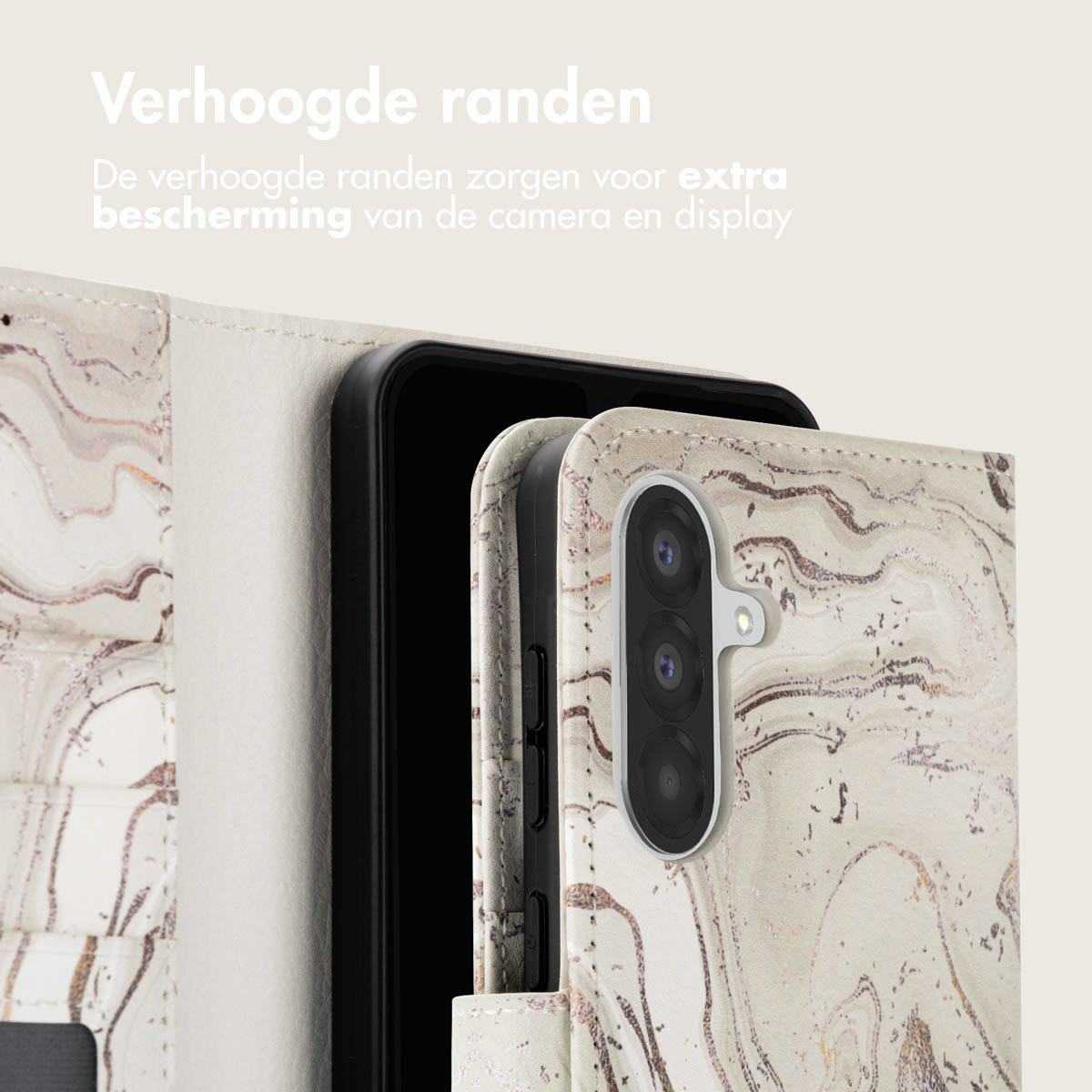 Open telefoonhoes met marmerpatroon. Telefoon zit erin. Drie camera's zichtbaar. De randen zijn verhoogd.