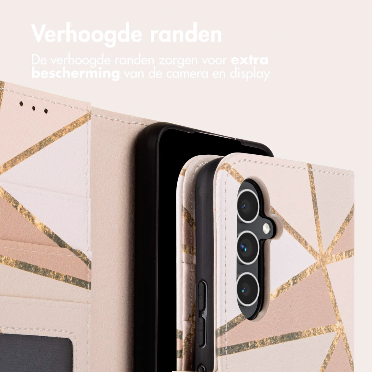 Open telefoonhoes met geometrisch patroon. Telefoon zit erin. Drie camera's zichtbaar. De randen zijn verhoogd.