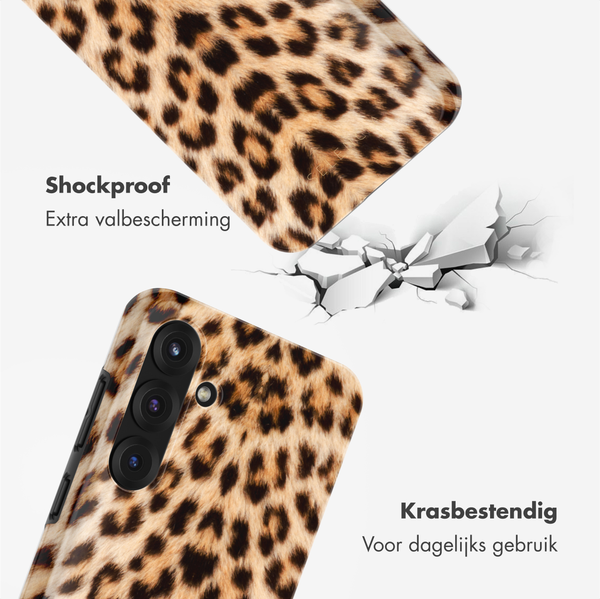 Telefoonhoesje met luipaardprint. Close-up van de hoes en gebroken stukken. Witte achtergrond.