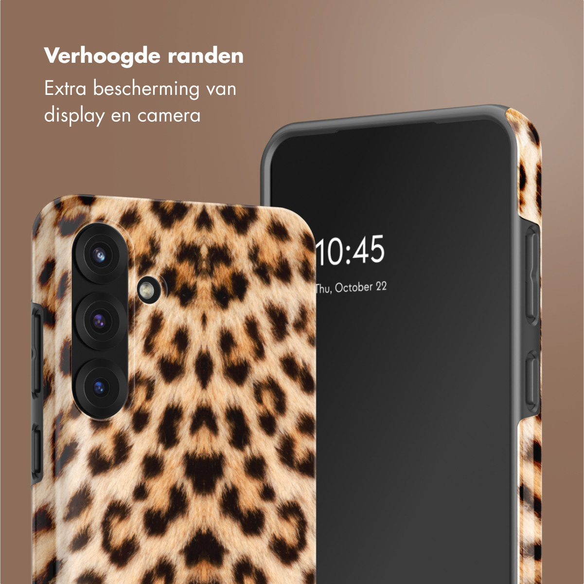 Close-up van telefoon met luipaardprint hoesje. Telefoon toont tijd: 10:45 en datum: 22 oktober.
