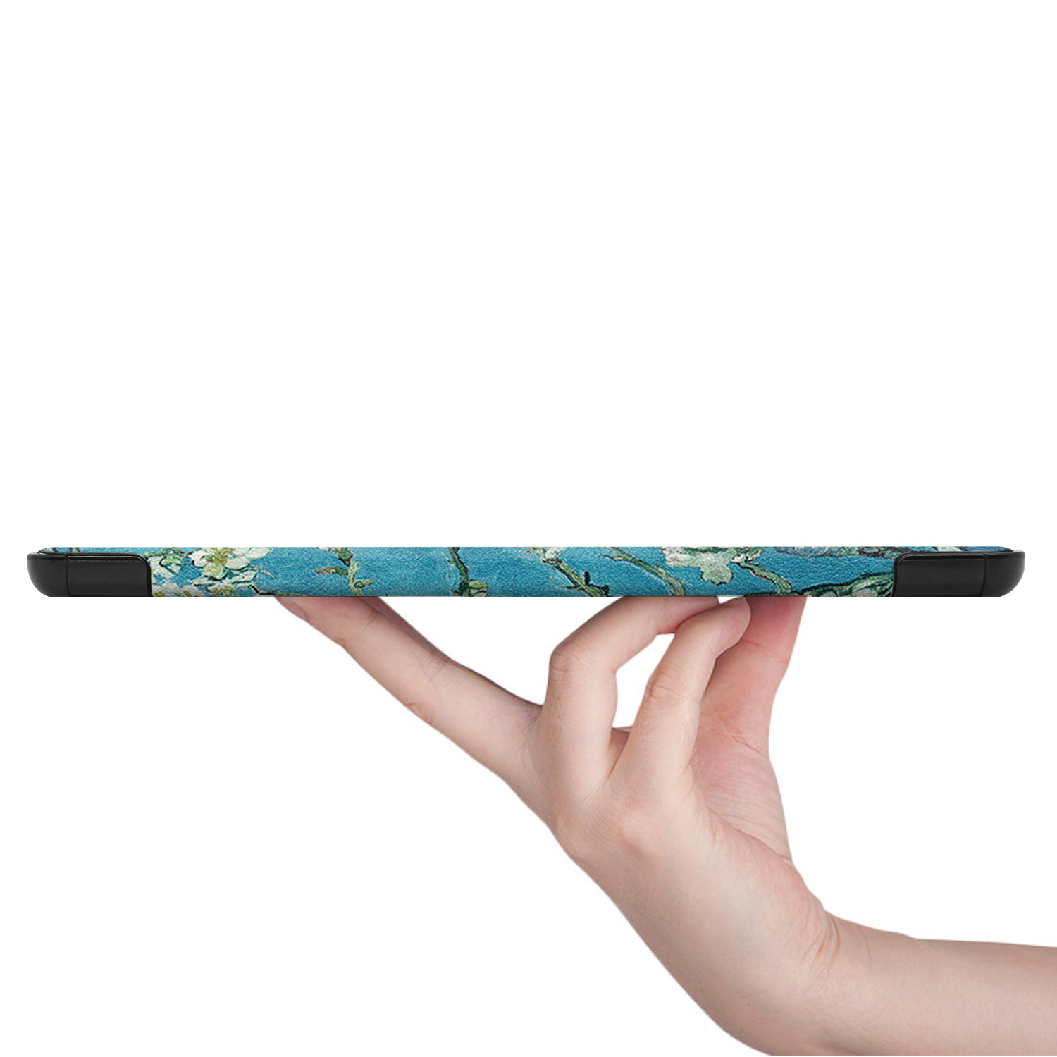 Een hand die een tablethoes vasthoudt met Van Goghs 'Amandelbloesem'.