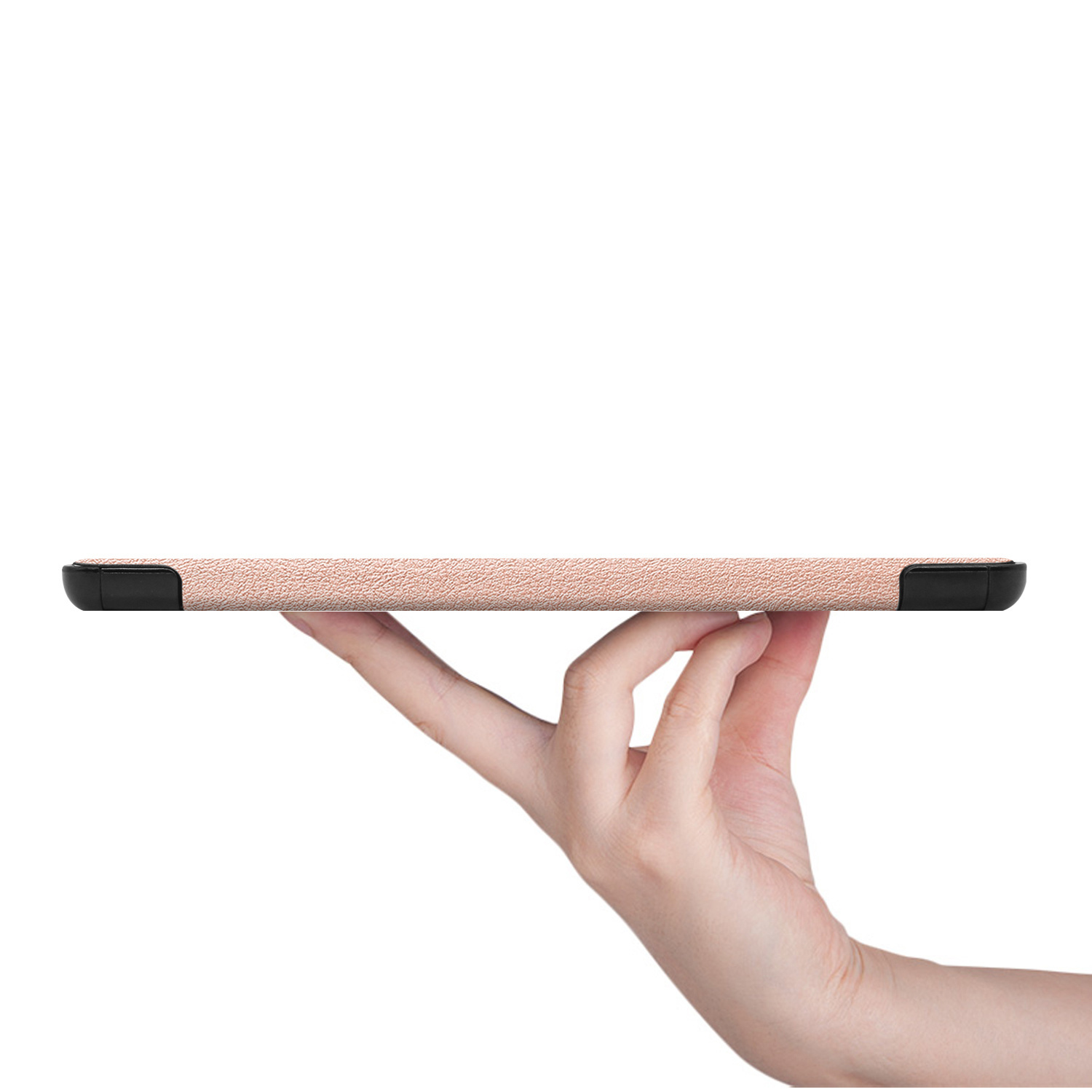 Een hand houdt een tablet vast. De tablet is lichtroze met zwarte randen.