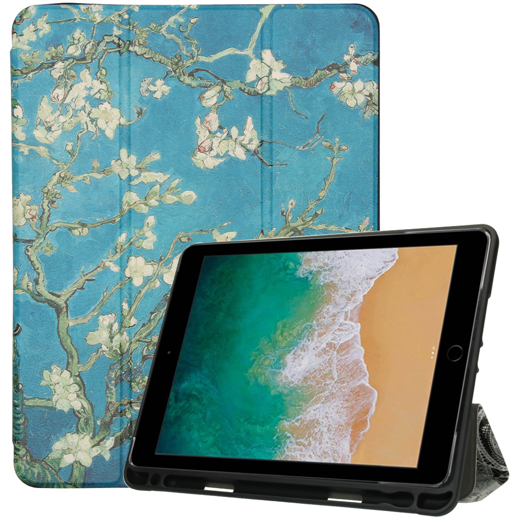 Een iPad in een hoes met een schilderij van een boom met witte bloemen. De hoes staat rechtop.
