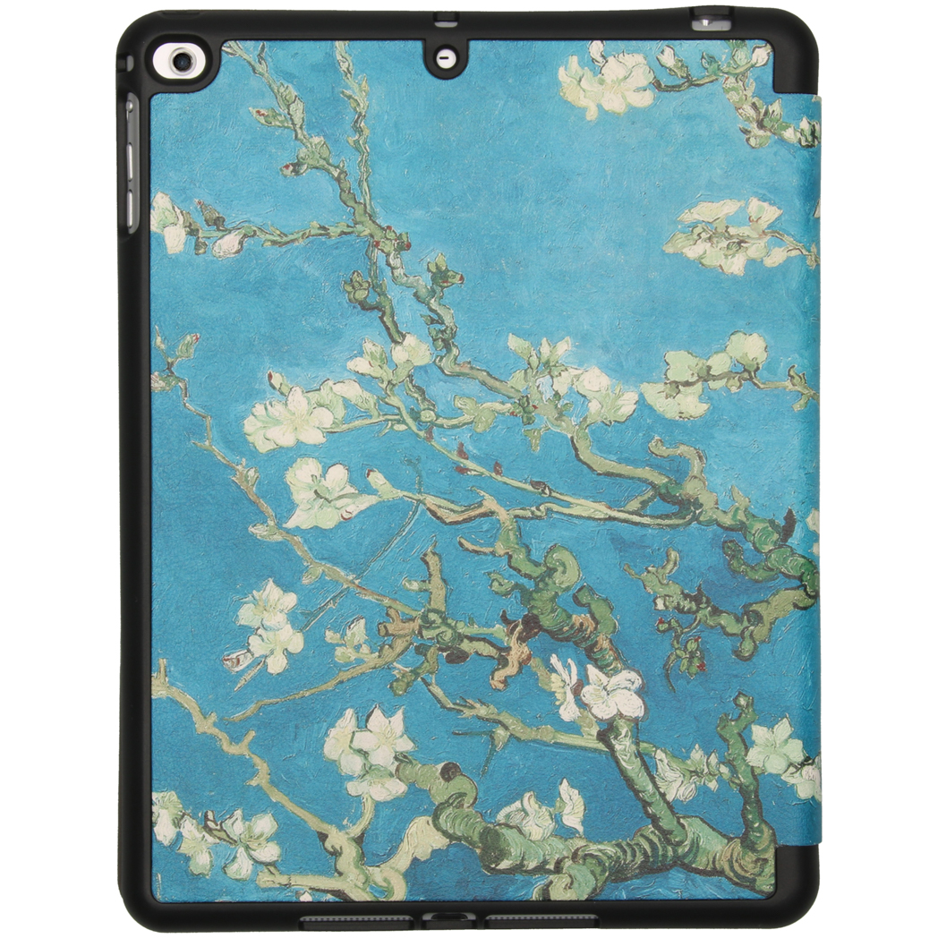 iPad in een hoes met een schilderij van witte bloemtakken op een blauwe achtergrond. De hoes is zwart.