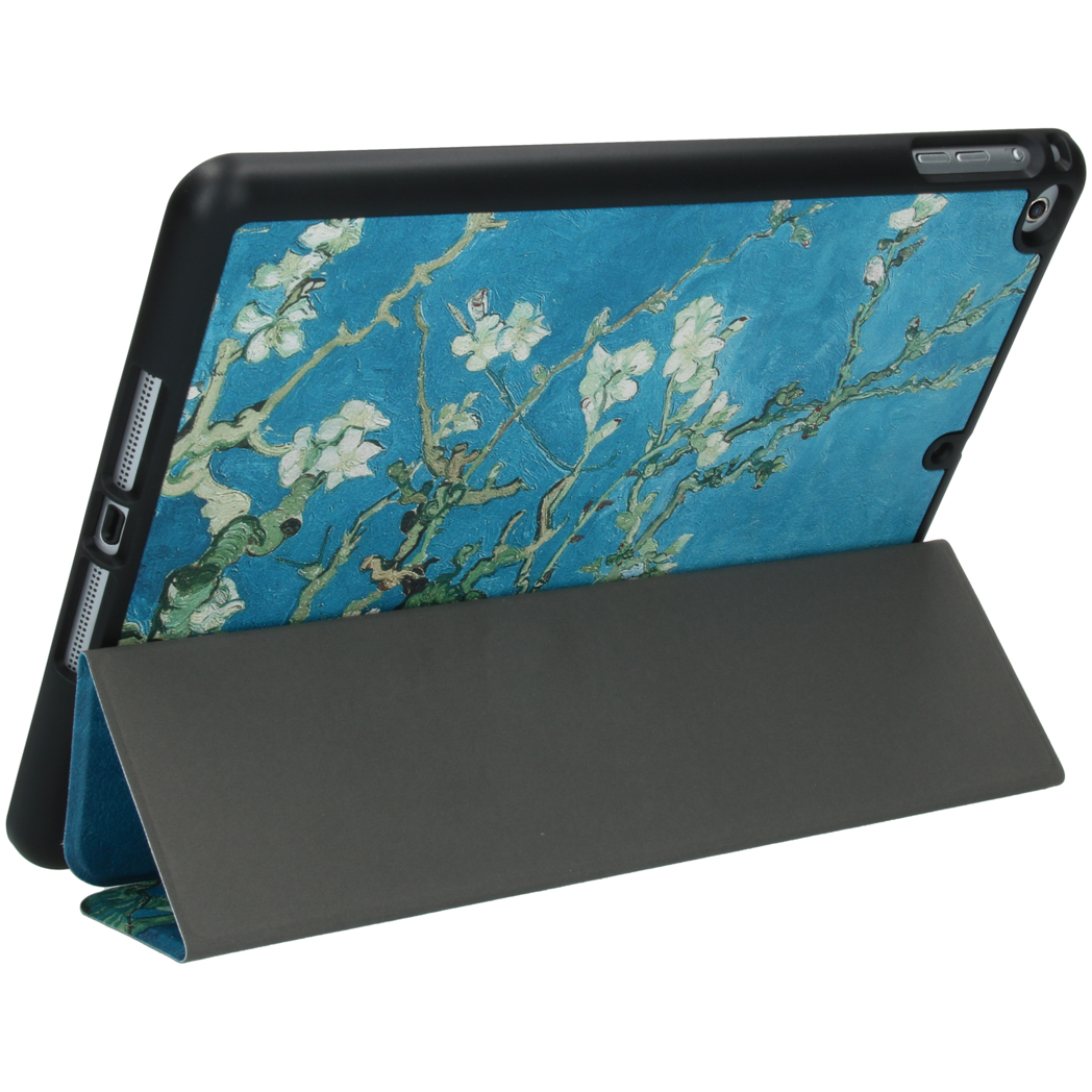 Tablet in een hoes met een kunstprint op de achterkant. Het is blauw met witte bloemen.