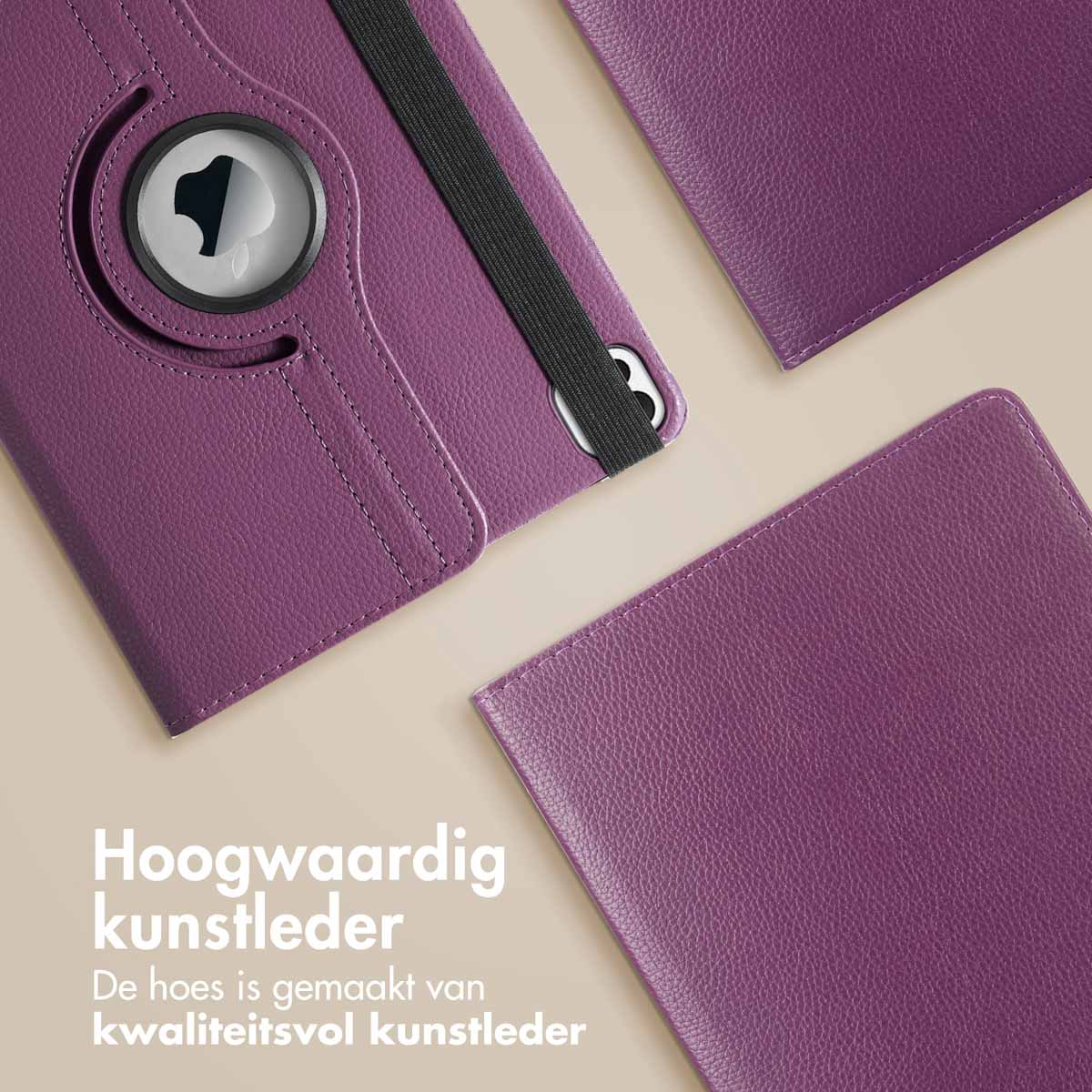 Close-up van een paarse tablethoes, met het Apple-logo en een zwarte elastische band.