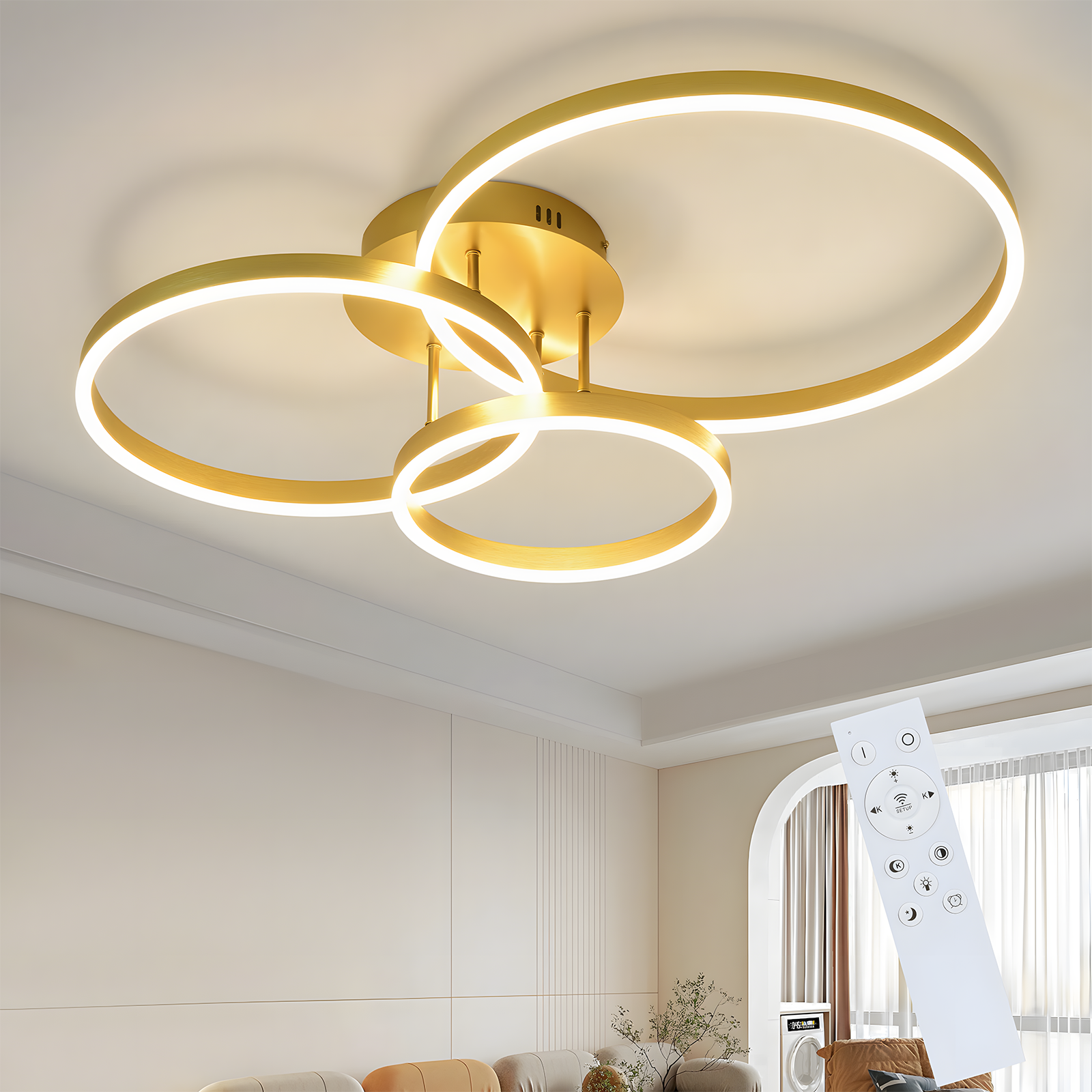 Luz de techo circular dorada con mando a distancia, iluminando una habitación con colores neutros.