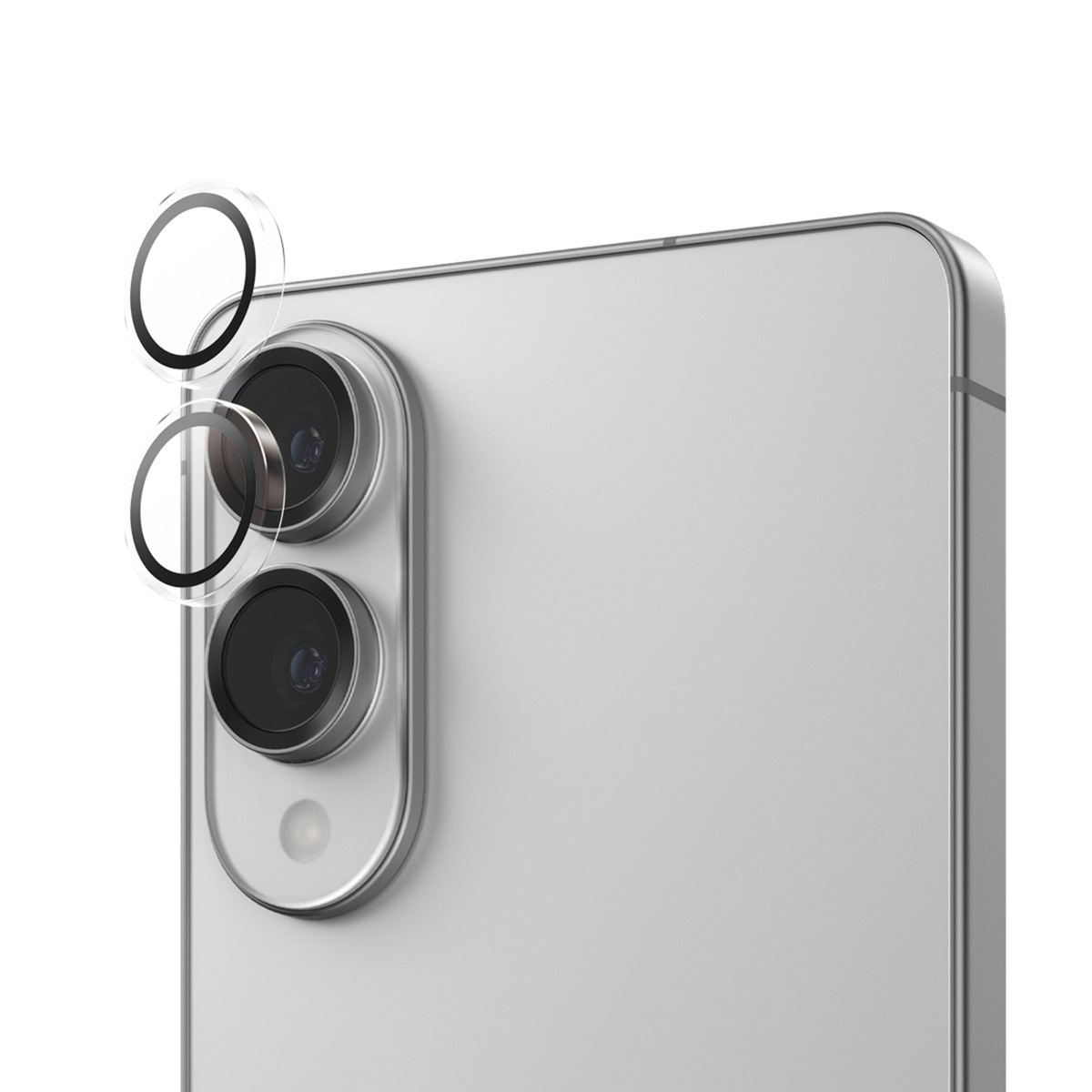 Un teléfono plateado con protectores de lente de cámara.