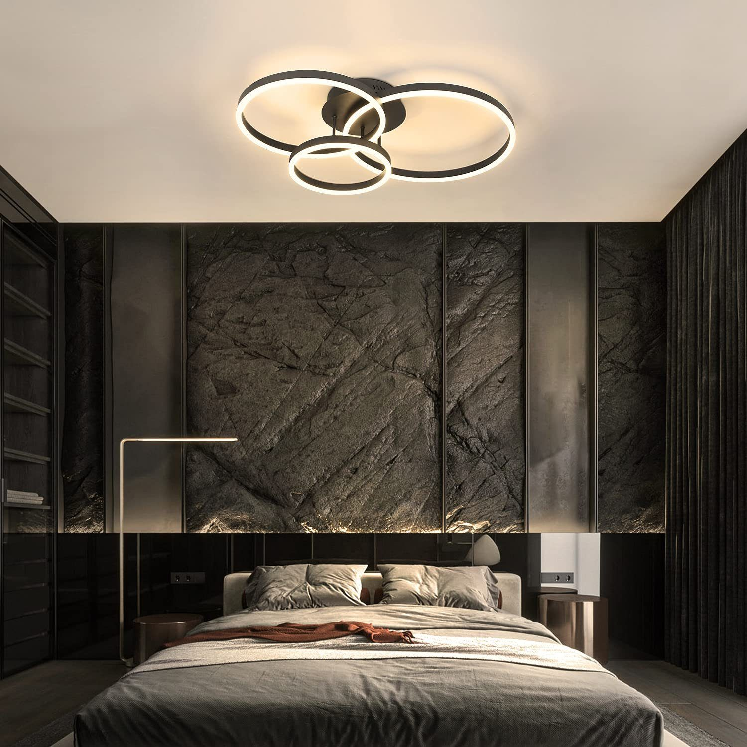 Modernes Schlafzimmer mit schwarzer Deckenleuchte. Dunkle Wände und ein Bett mit grauer Bettwäsche.