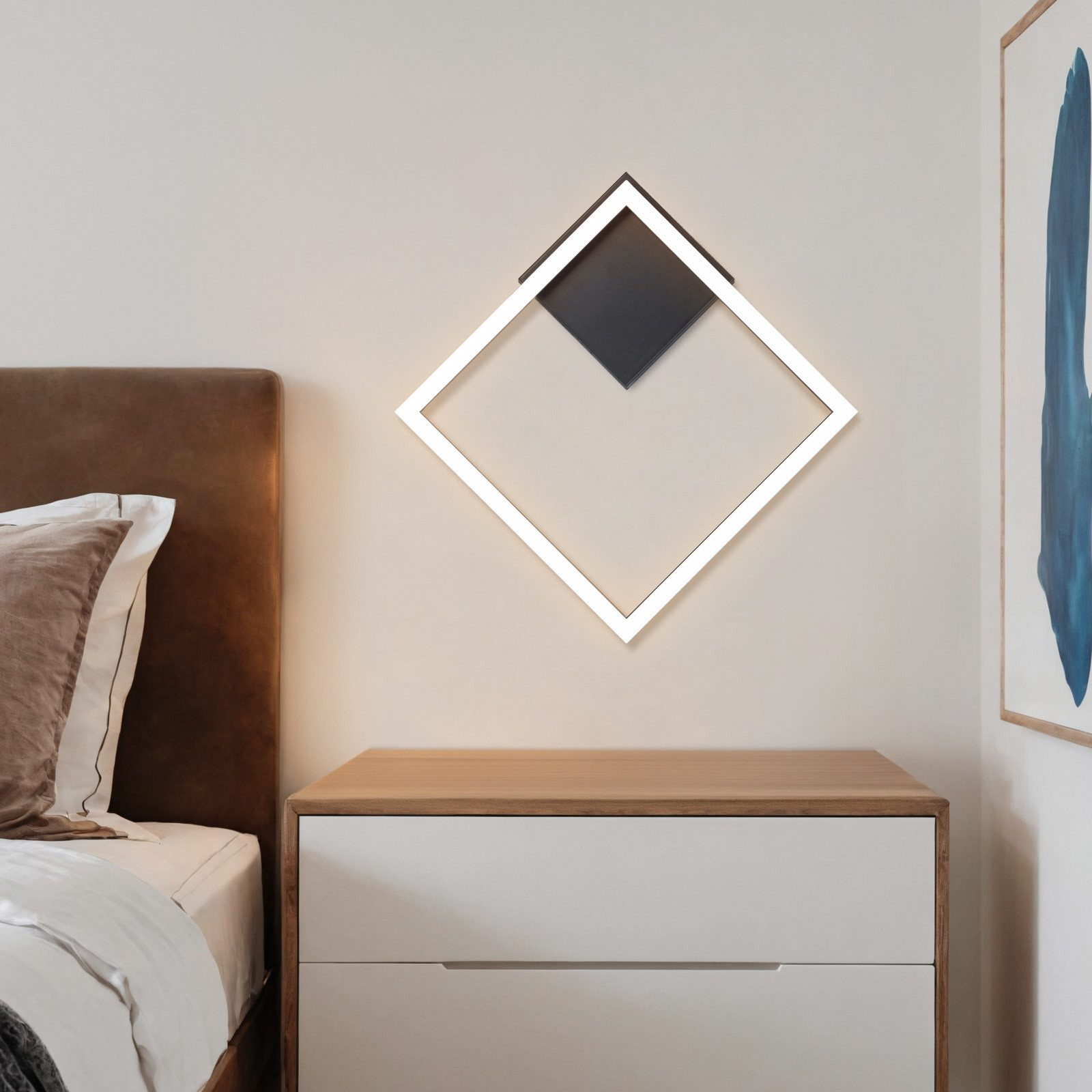Applique moderna con un design quadrato. Cassetto in legno e dipinto blu sullo sfondo.